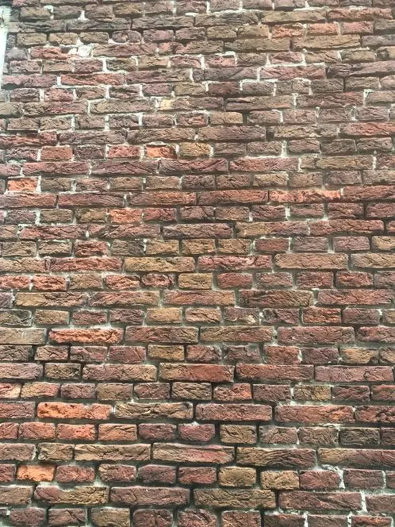Façade historique en briques anciennes