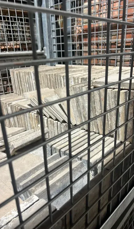 Fin de lot : 9 m² de carreaux de sol anciens crème et gris, 16 x 16