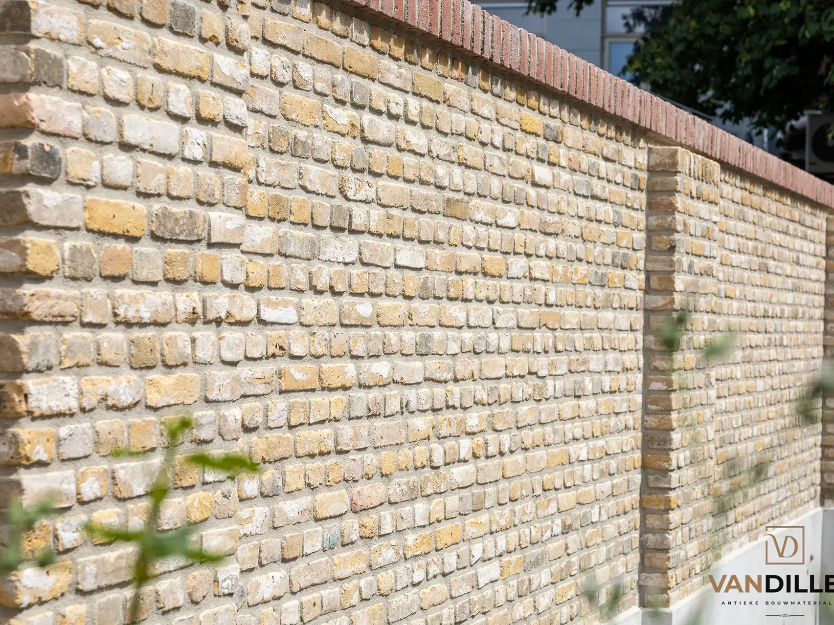 Garden wall built with moulded IJssel bricks