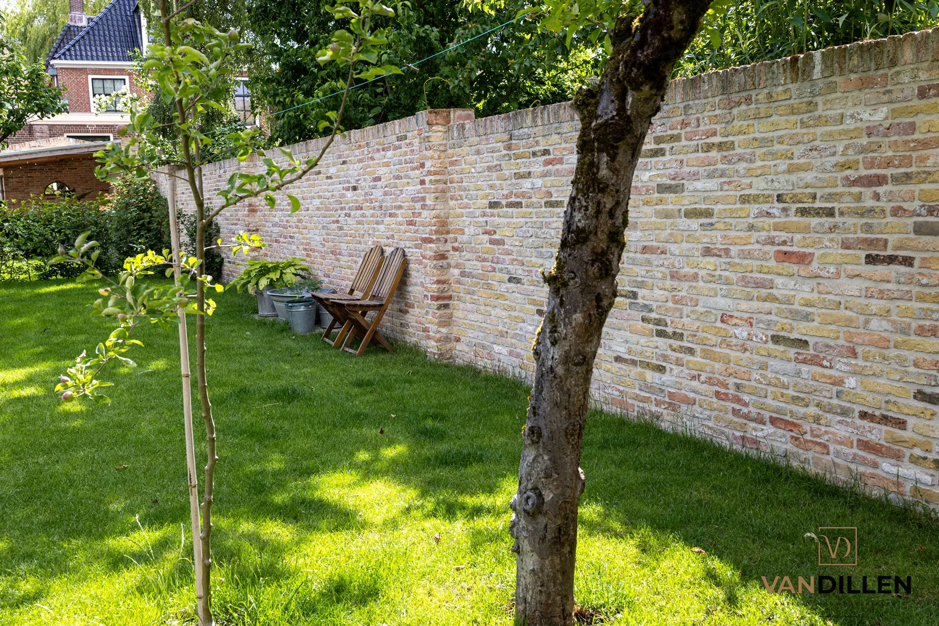 Garden wall of Frisian yellow bricks 22x5 in Bolsward