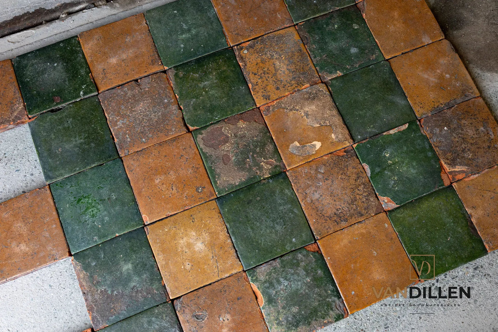 Carreaux de sol anciens émaillés en bon état