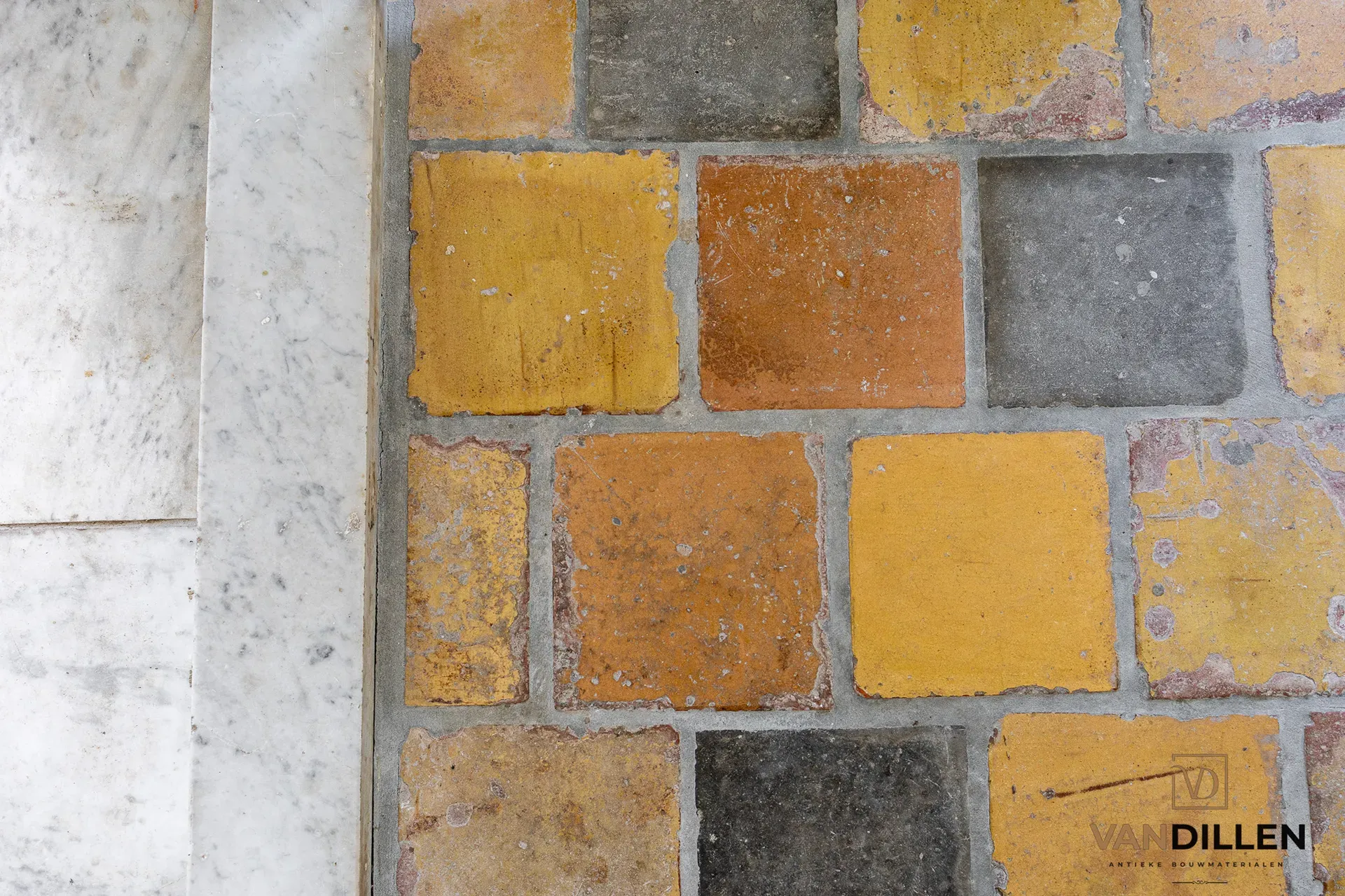 Carreaux de sol anciens en terre cuite jaunes et gris