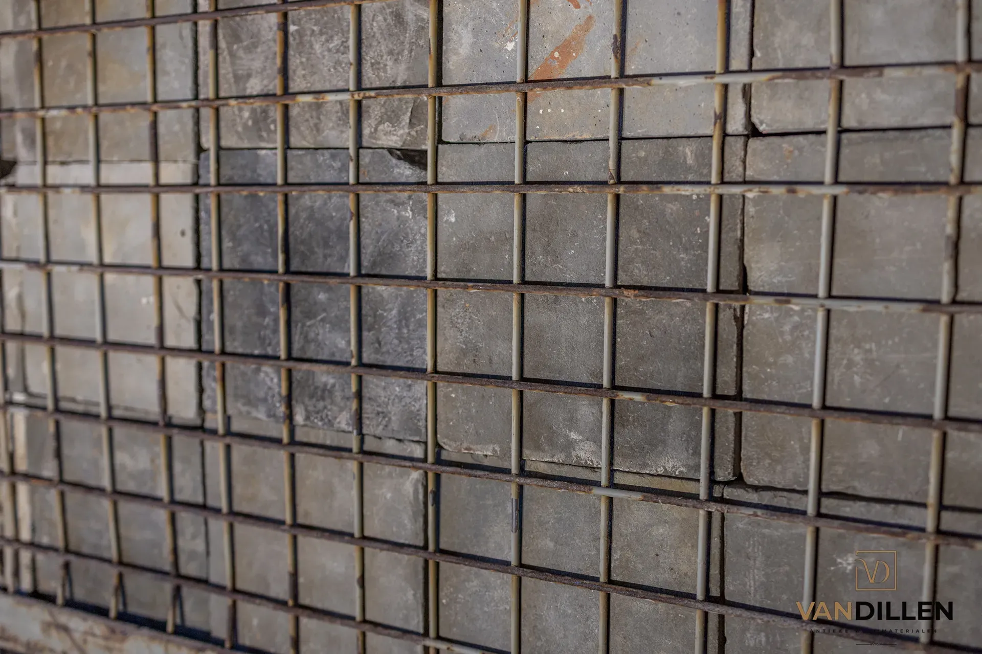 Carreaux en terre cuite à cuisson réductrice, avec rainures sur la face inférieure