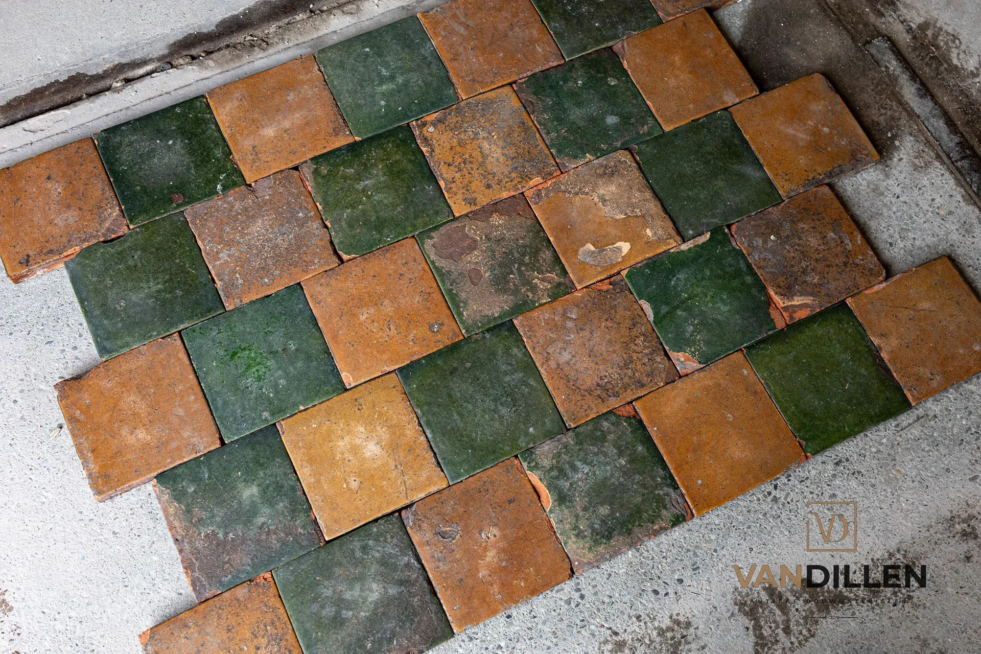 Carreaux en terre cuite aux émaux verts et jaunes mélangés