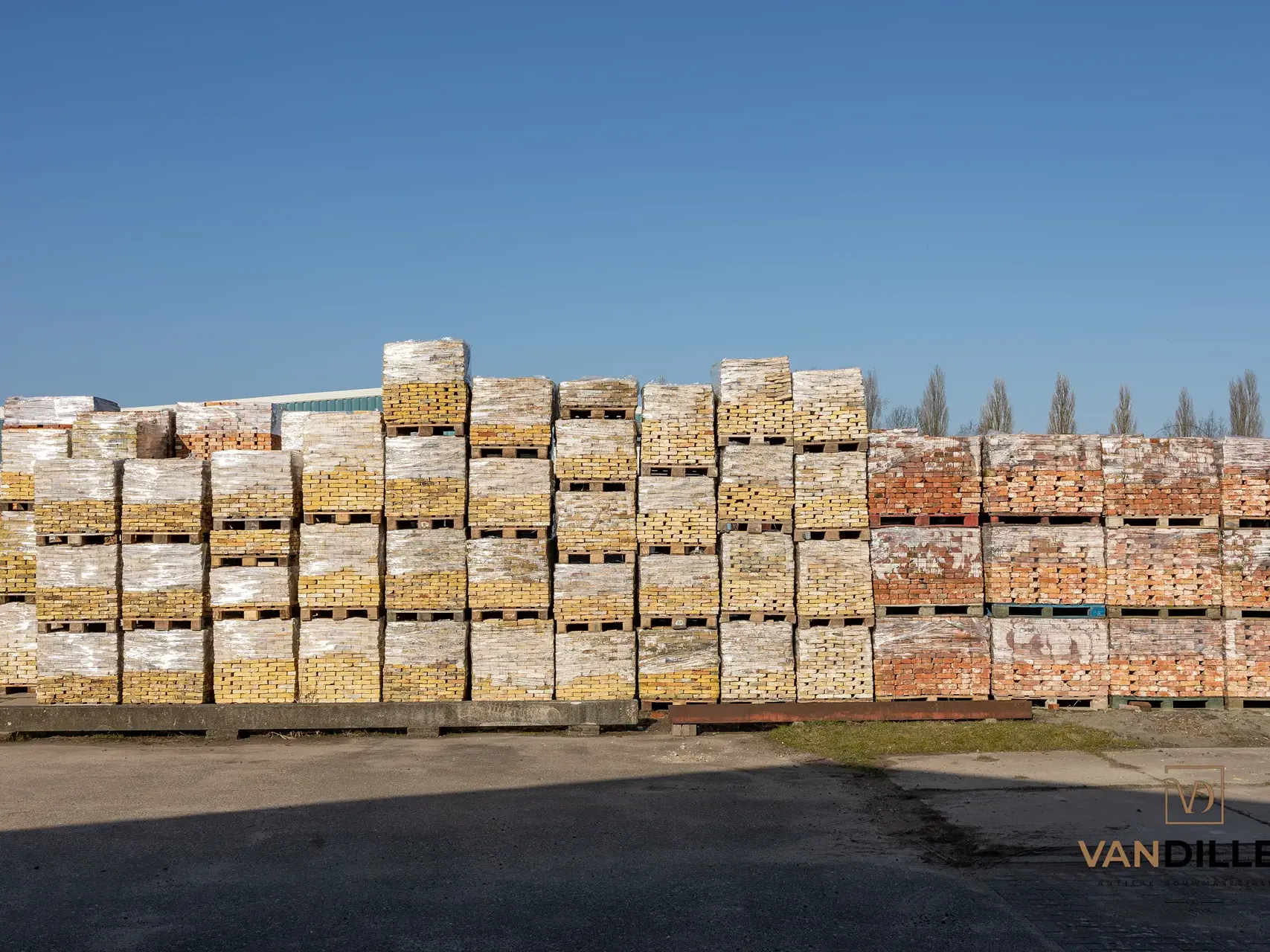 Large batches of antique bricks for sustainable, circular new construction