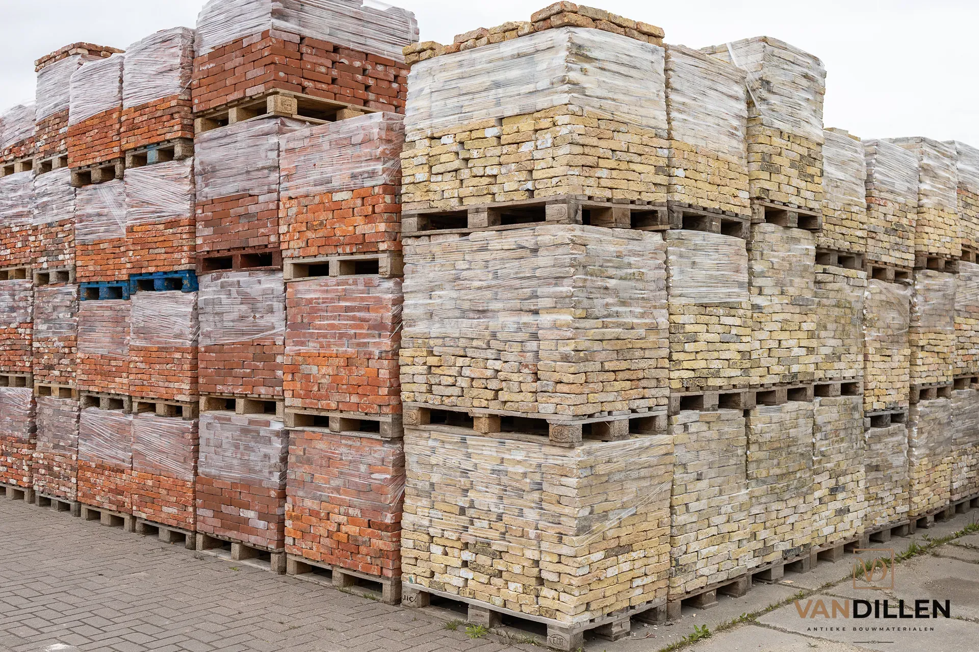 Grote partijen oude gebikte metselstenen te koop big batches of old bricks to buy for sale