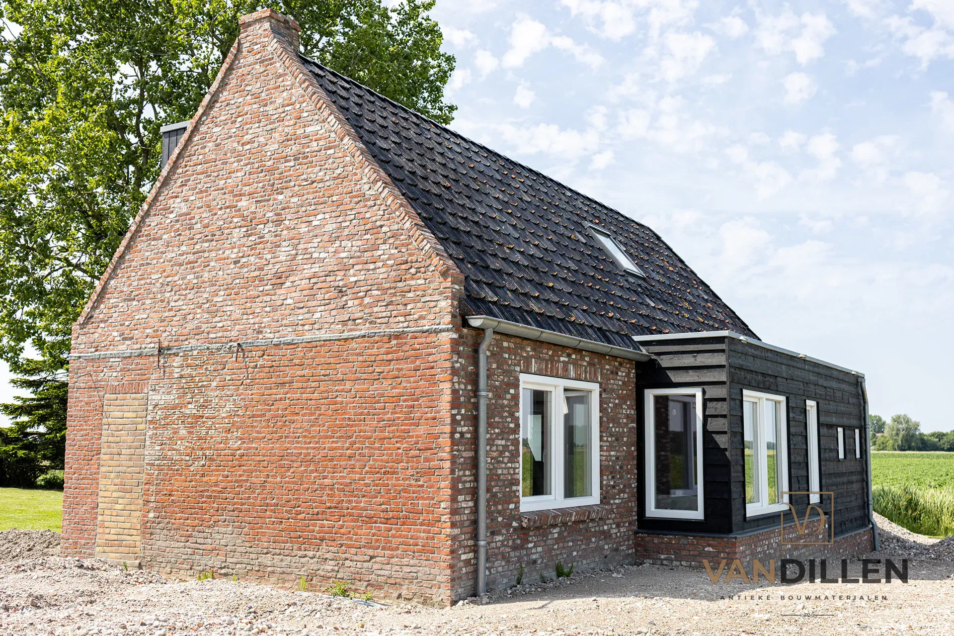 Reparaturarbeiten mit alten roten Ziegeln in Friesland