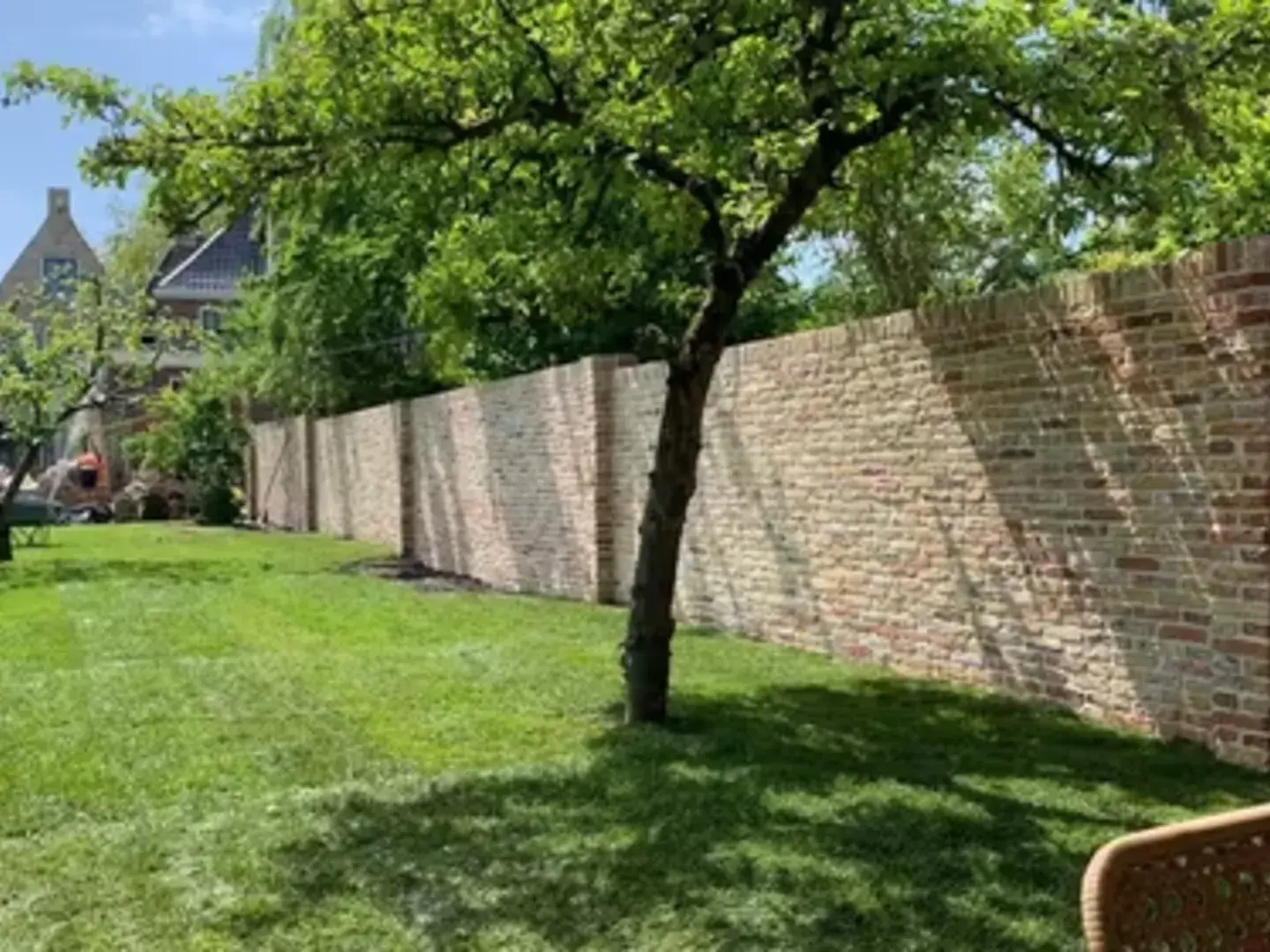Laying reclaimed bricks: how to build an authentic wall