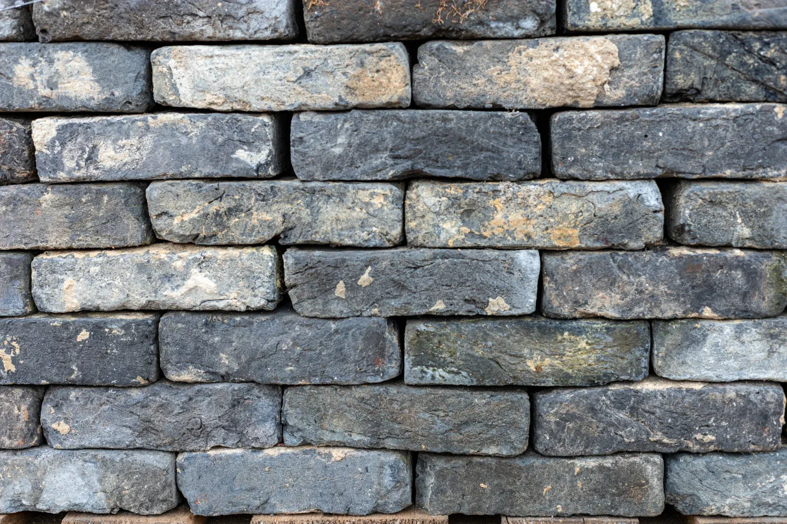 Humidité dans les murs d'une vieille maison: causes et solutions