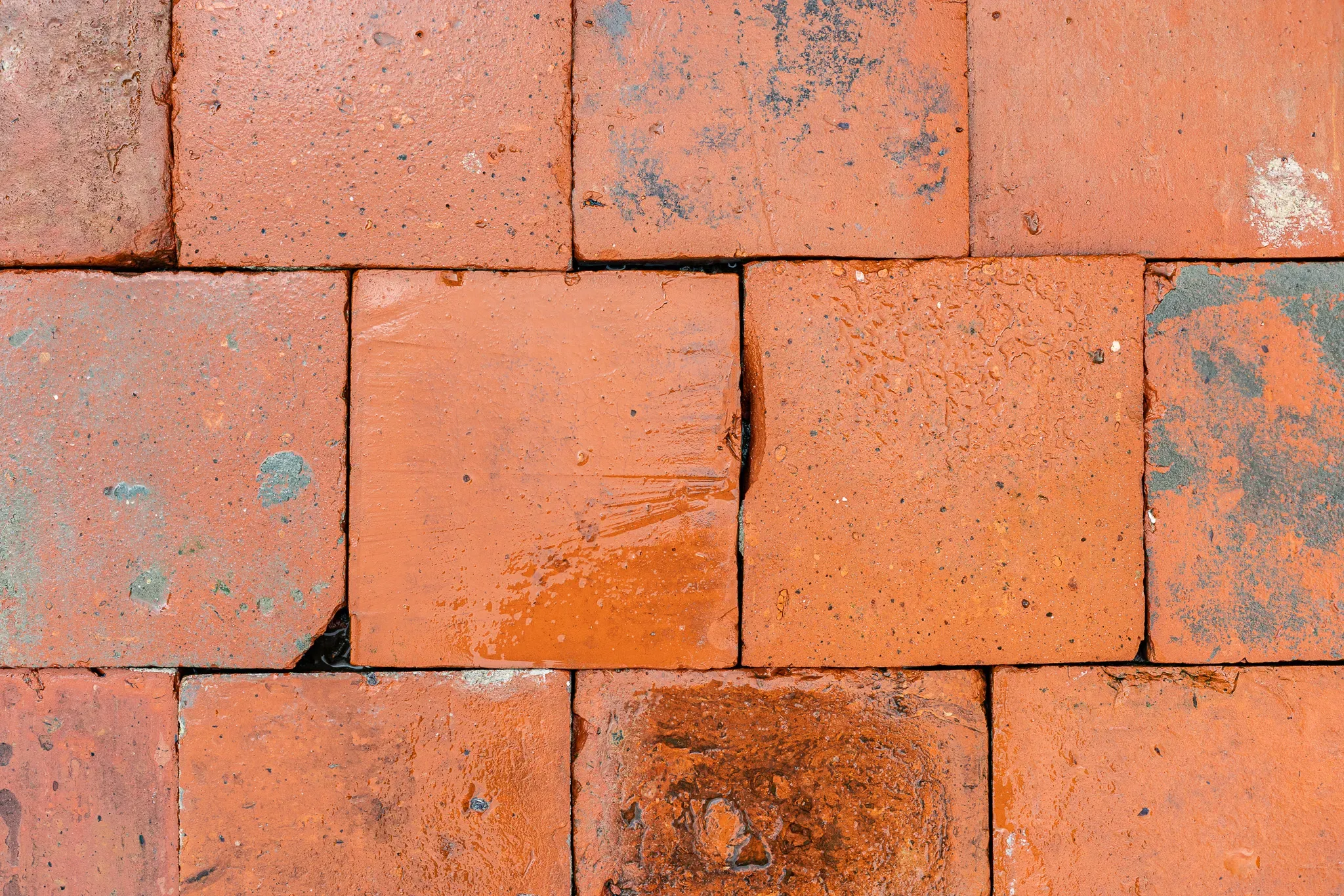 Oude terracotta vloertegels
