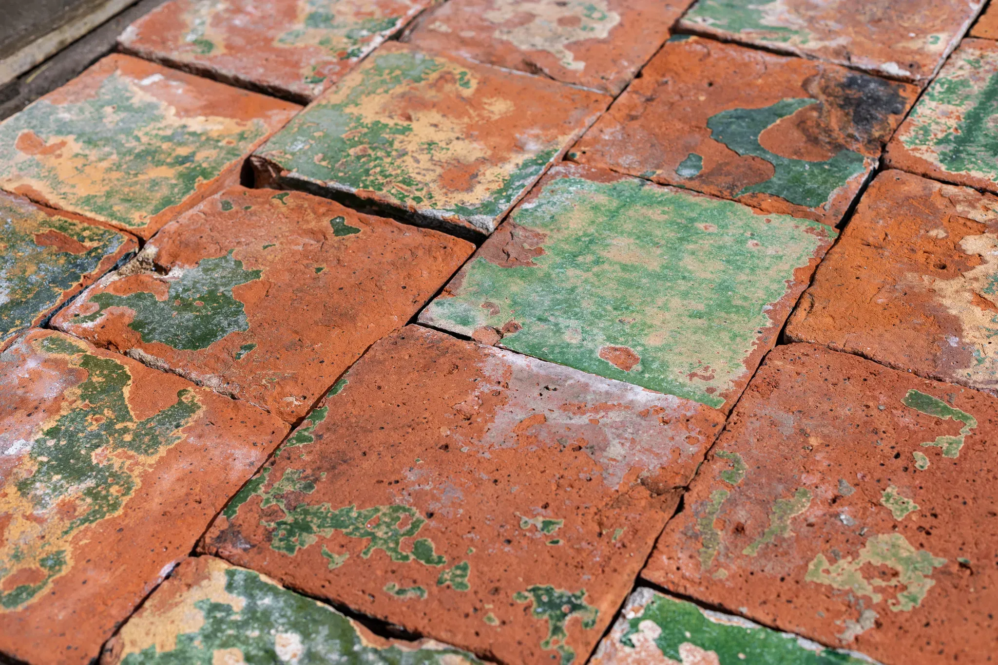 Groen geglazuurde versleten plavuizen