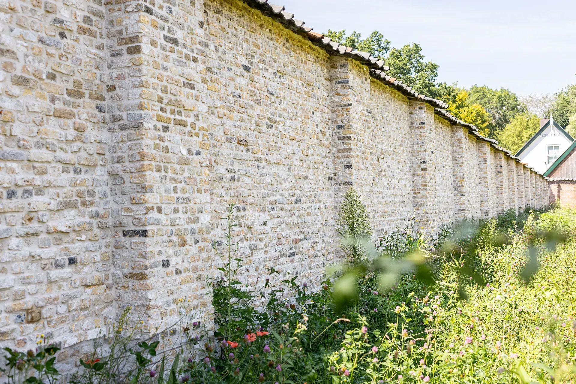 Muur van oude gebikte metselstenen