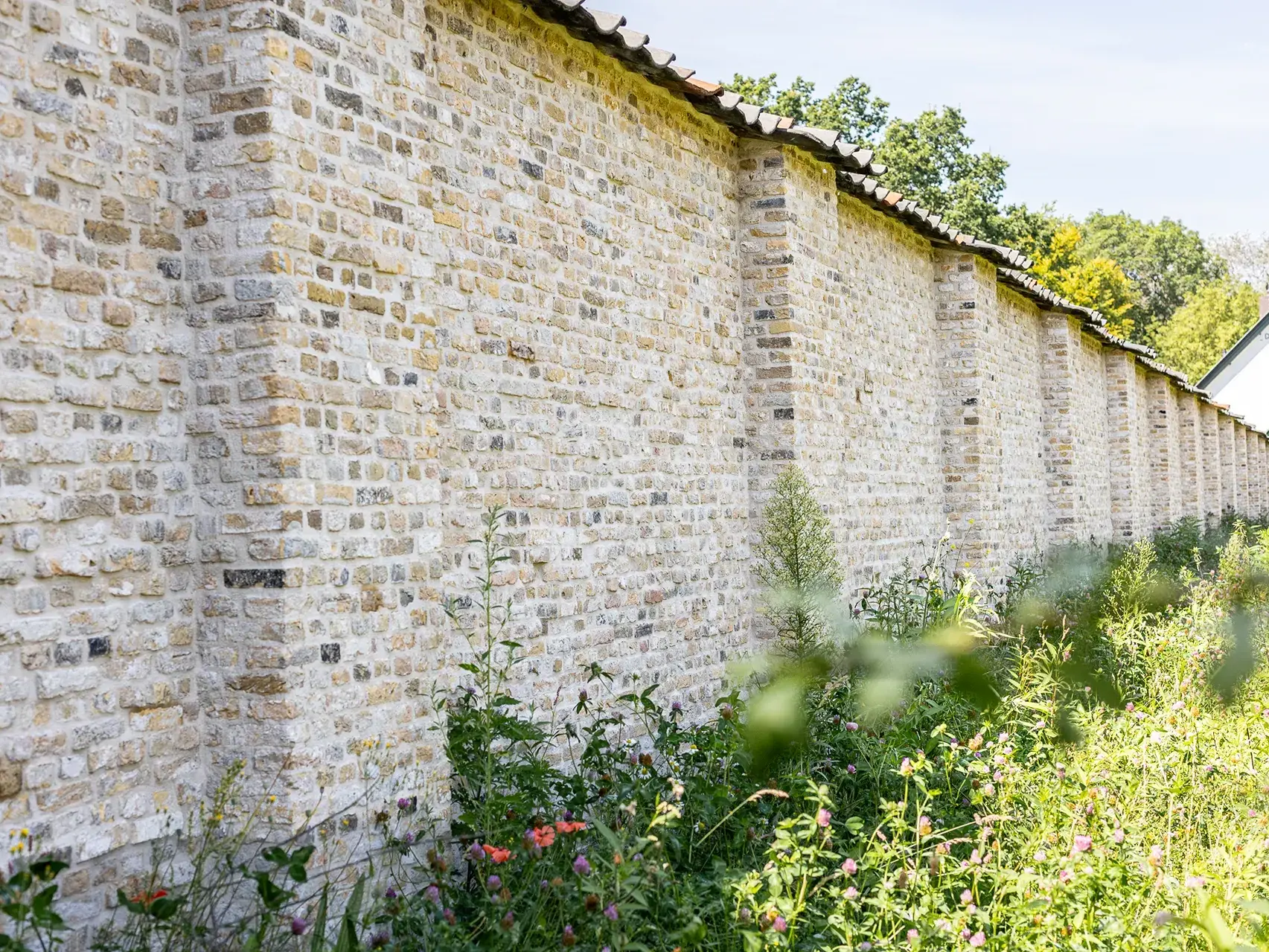 Wall made from old masonry bricks cleaned of mortar