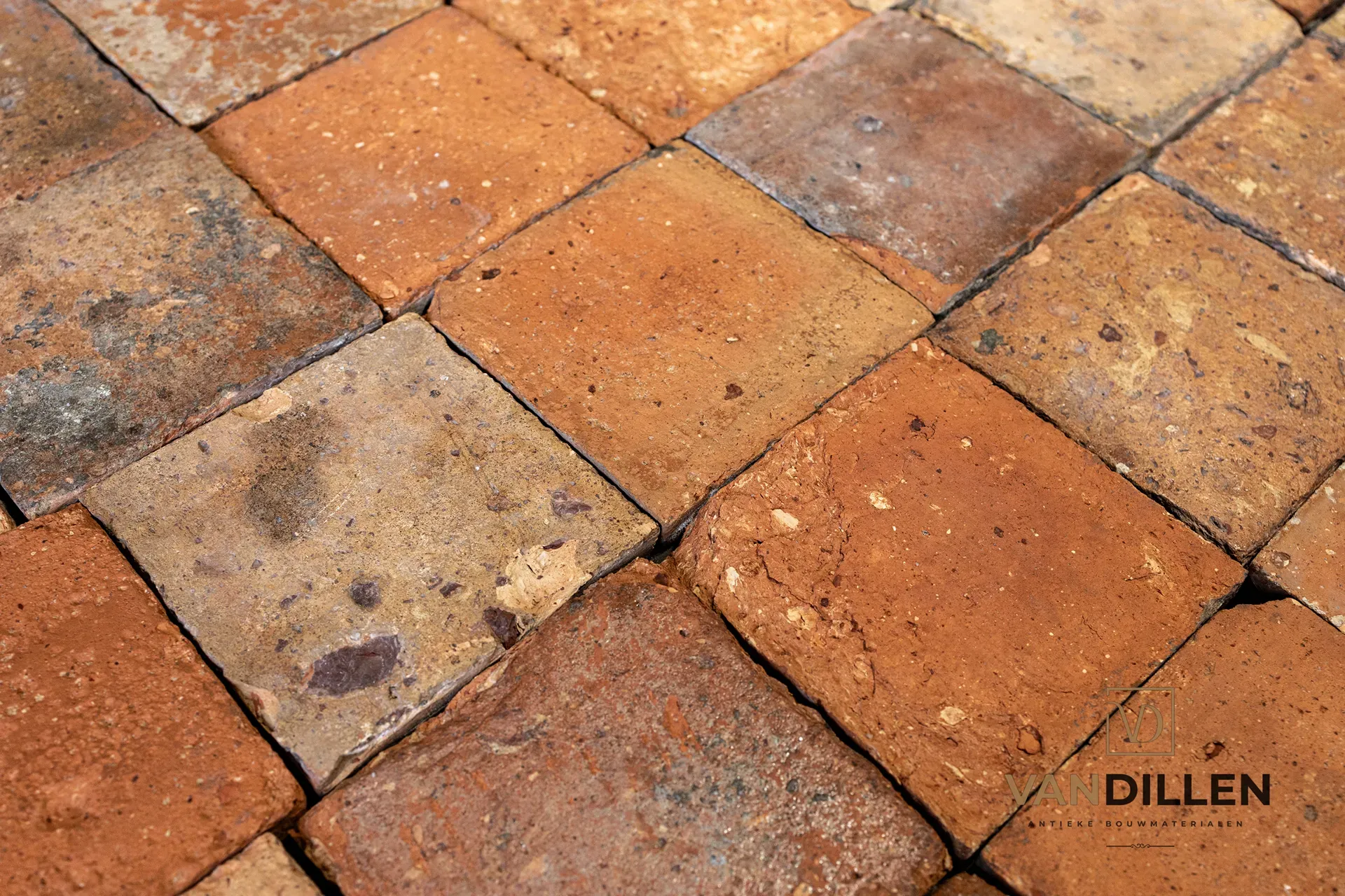 Carreaux de sol clairs aux nuances saumon