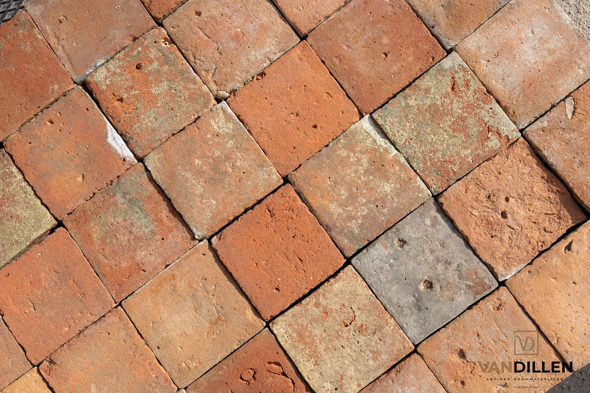 Light nuance antique floor tiles worn out sled lichte nuance karaktervolle geleefde tegels