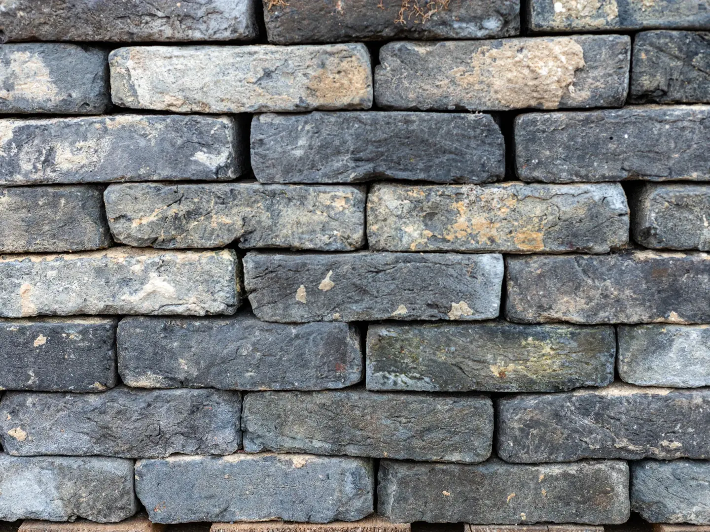 Damp in the walls of an old house: causes and solutions
