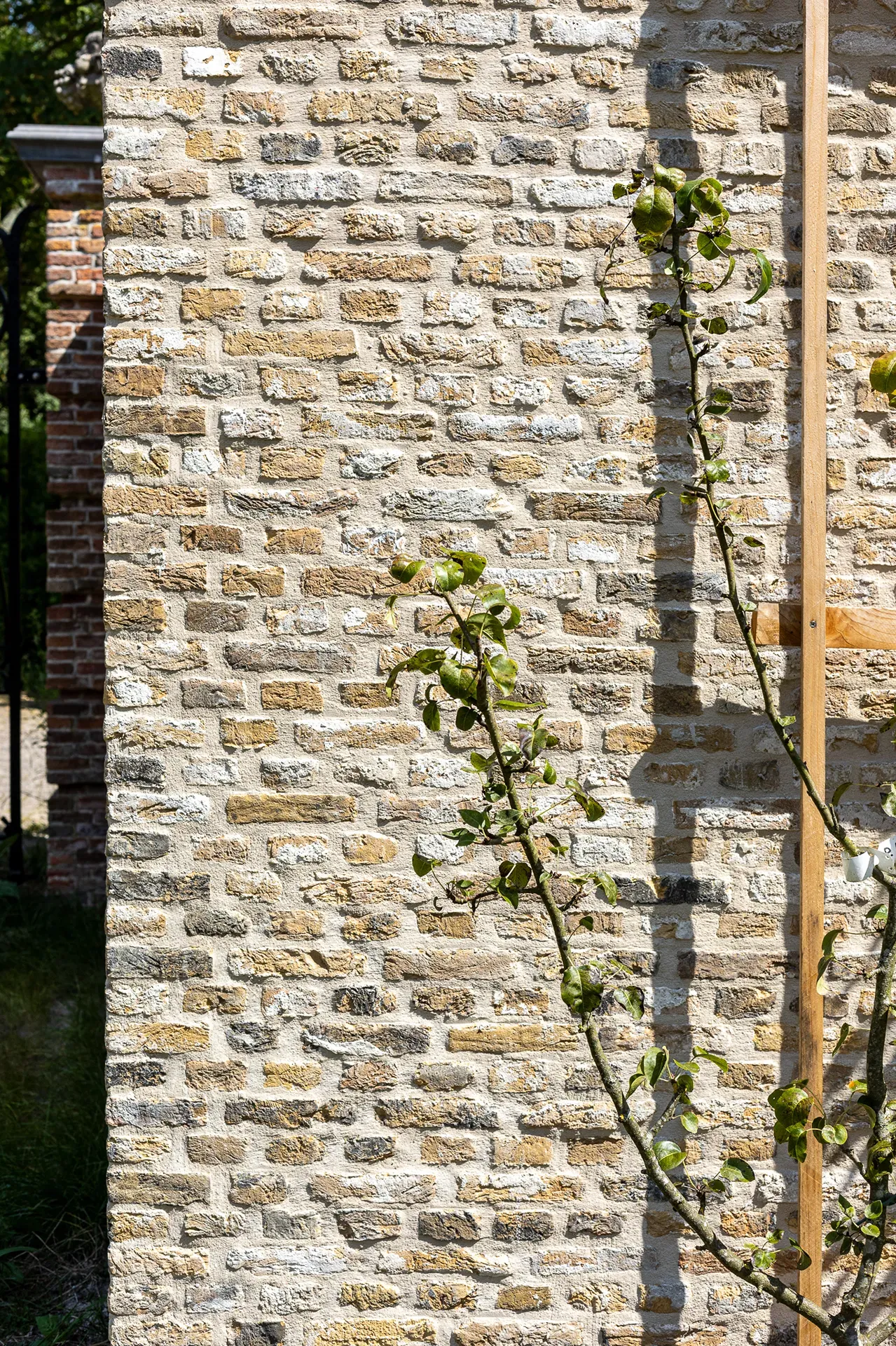 Mur de maçonnerie en croix avec de vieilles pierres d'IJssel