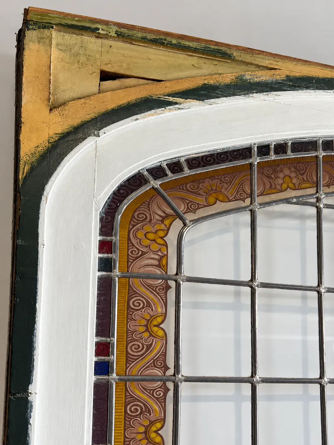 N° 92 : hautes portes anciennes de séparation avec vitraux peints