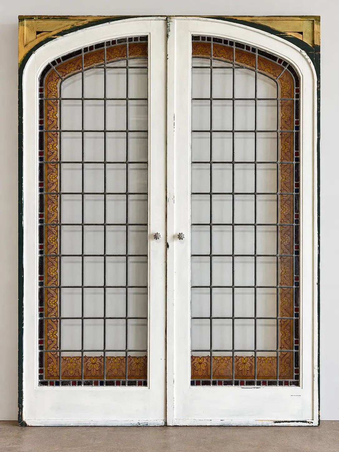 N° 92 : hautes portes anciennes de séparation avec vitraux peints