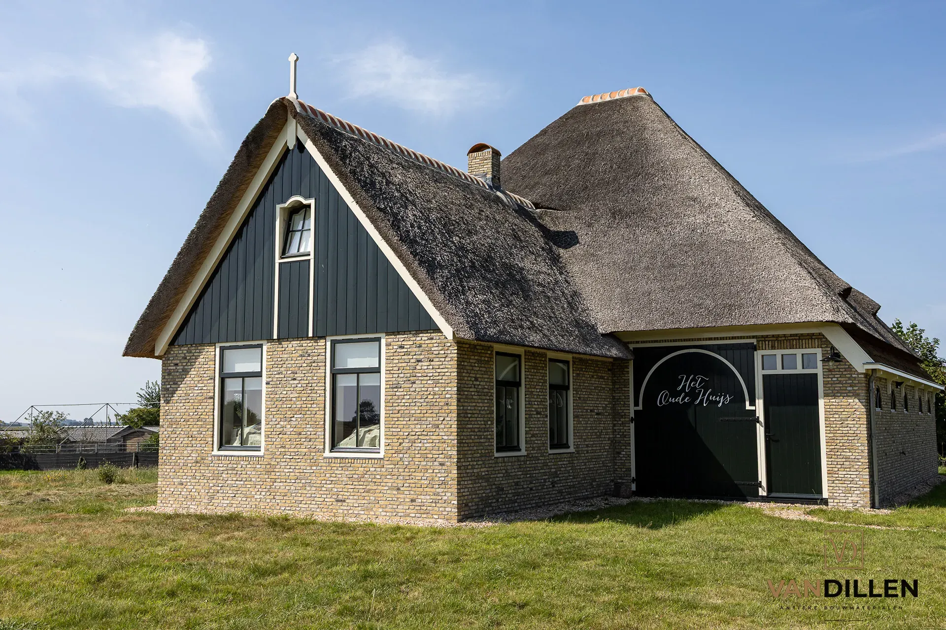 Maison neuve avec de vieilles briques sur une île des Wadden