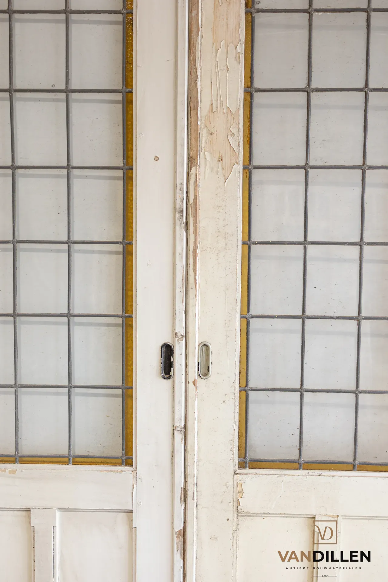Nr 121; set hoge antieke ensuite met glas in lood
