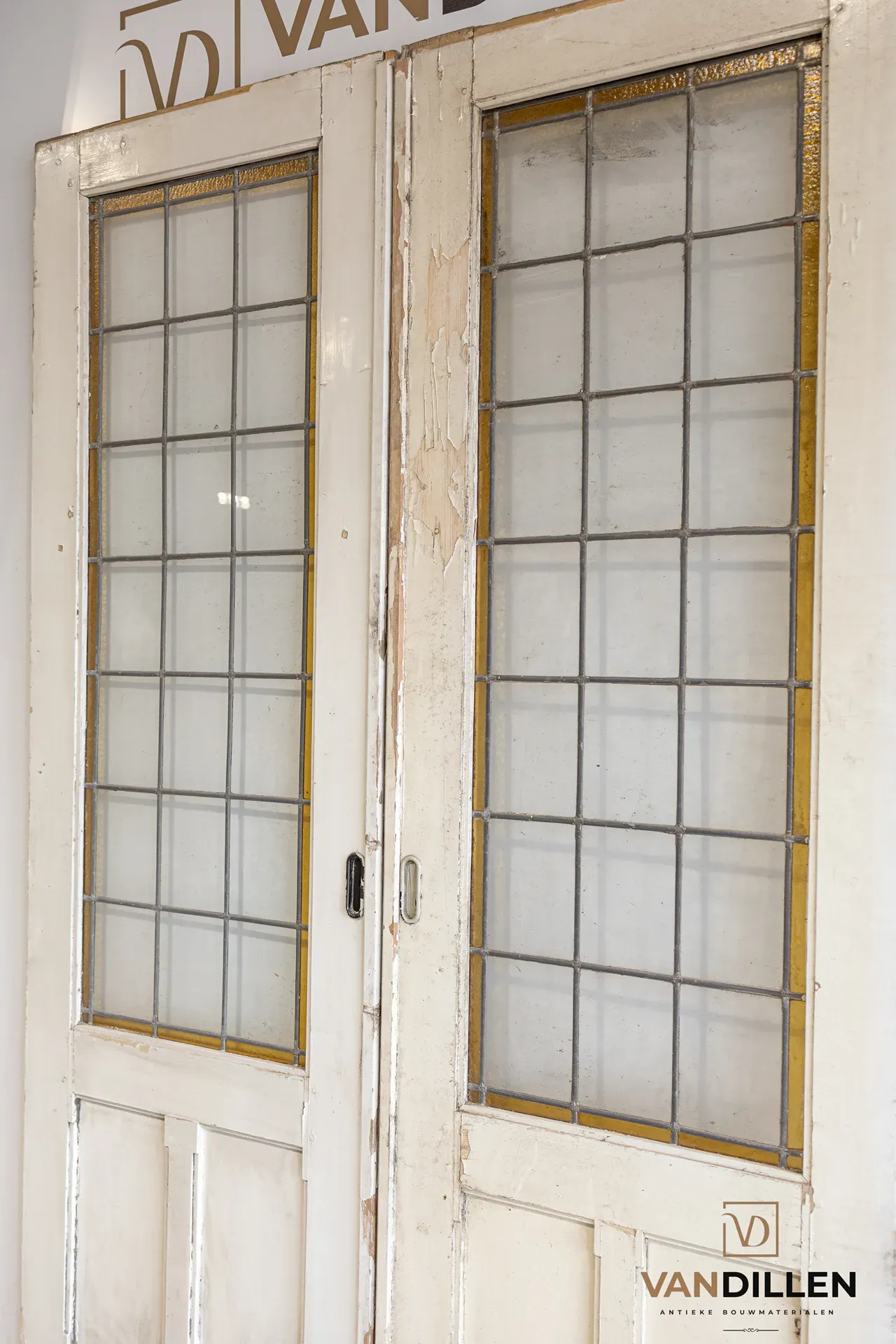 Nr 121; set hoge antieke ensuite met glas in lood