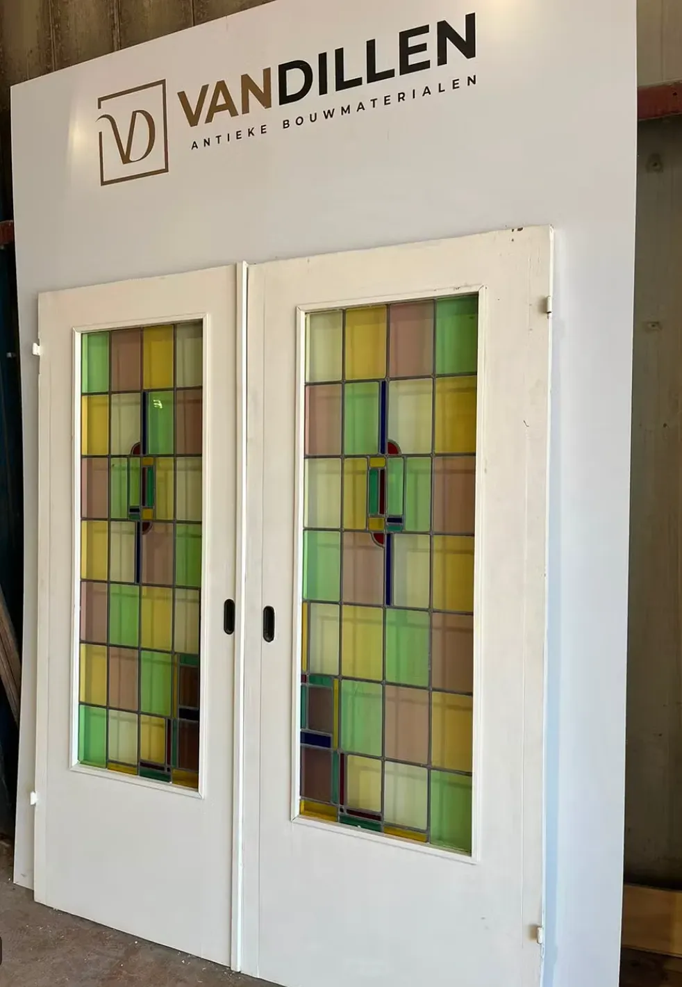 Nr 122 ensuite vouwdeuren met art deco glas in lood