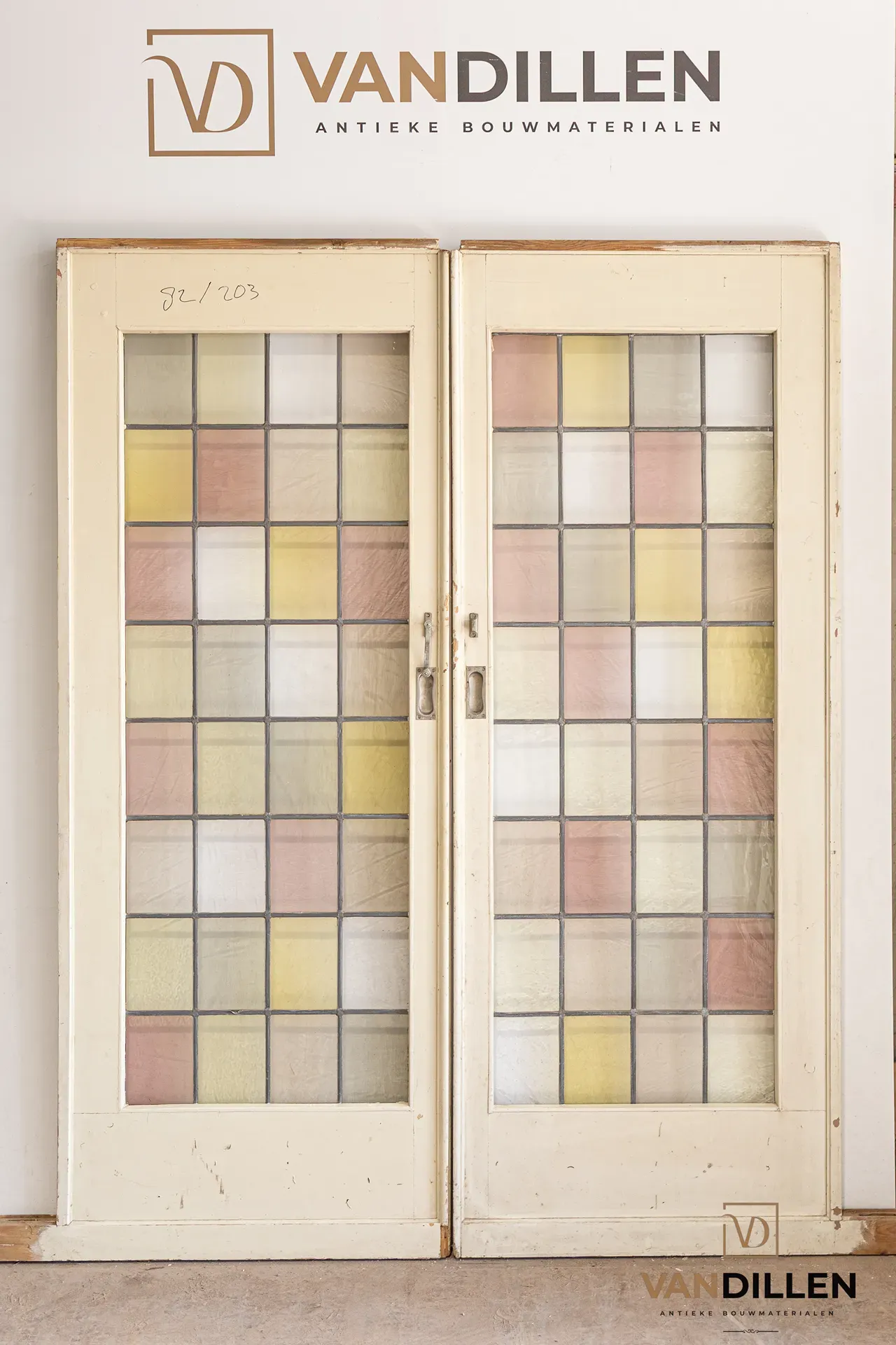 Nr 126; Ensuite schuifdeuren met gekleurd glas in lood