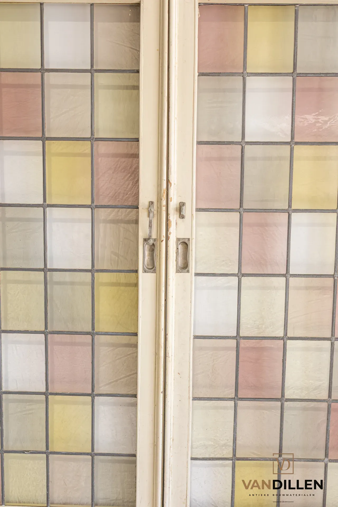 Nr 126; Ensuite schuifdeuren met gekleurd glas in lood
