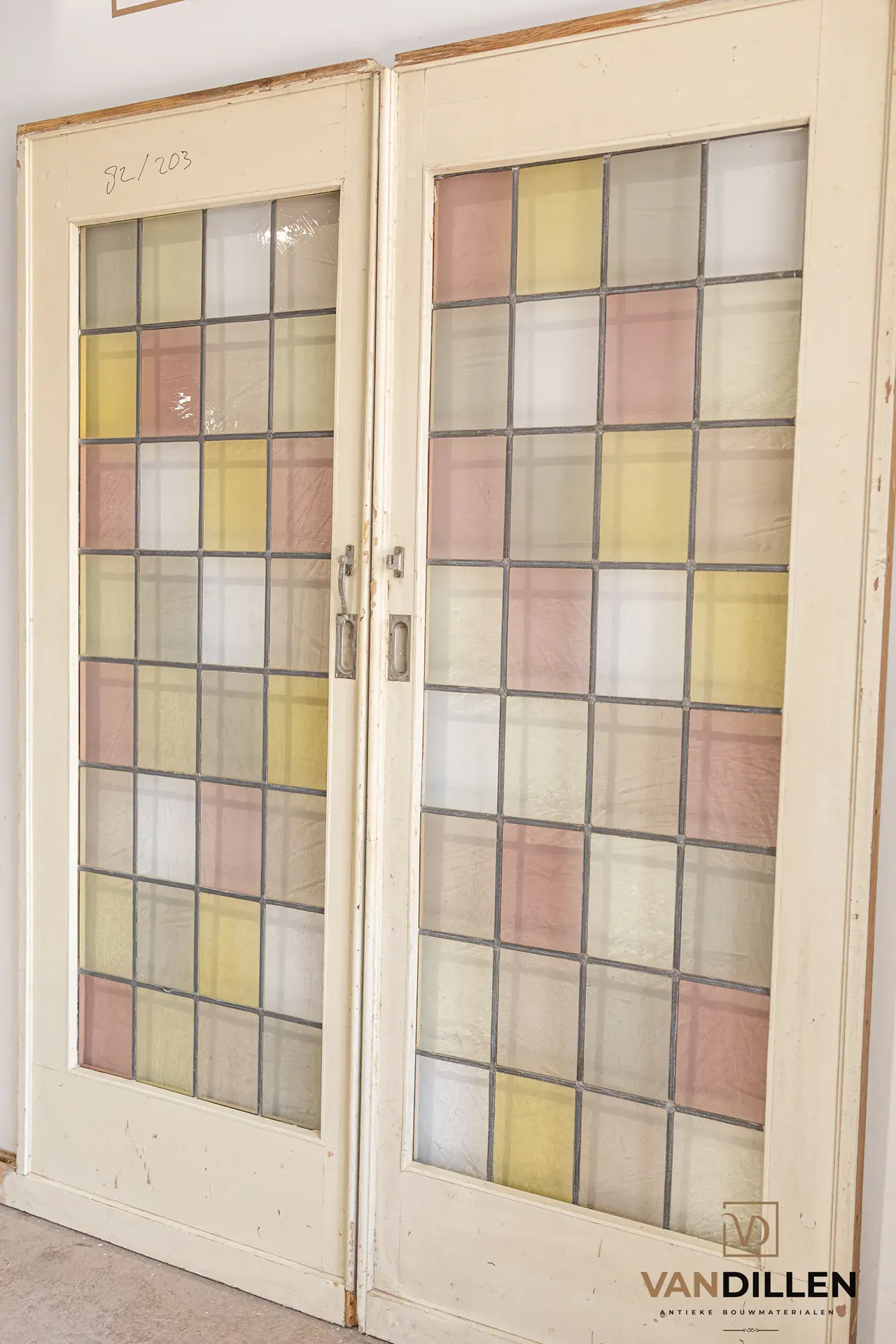 Nr 126; Ensuite schuifdeuren met gekleurd glas in lood