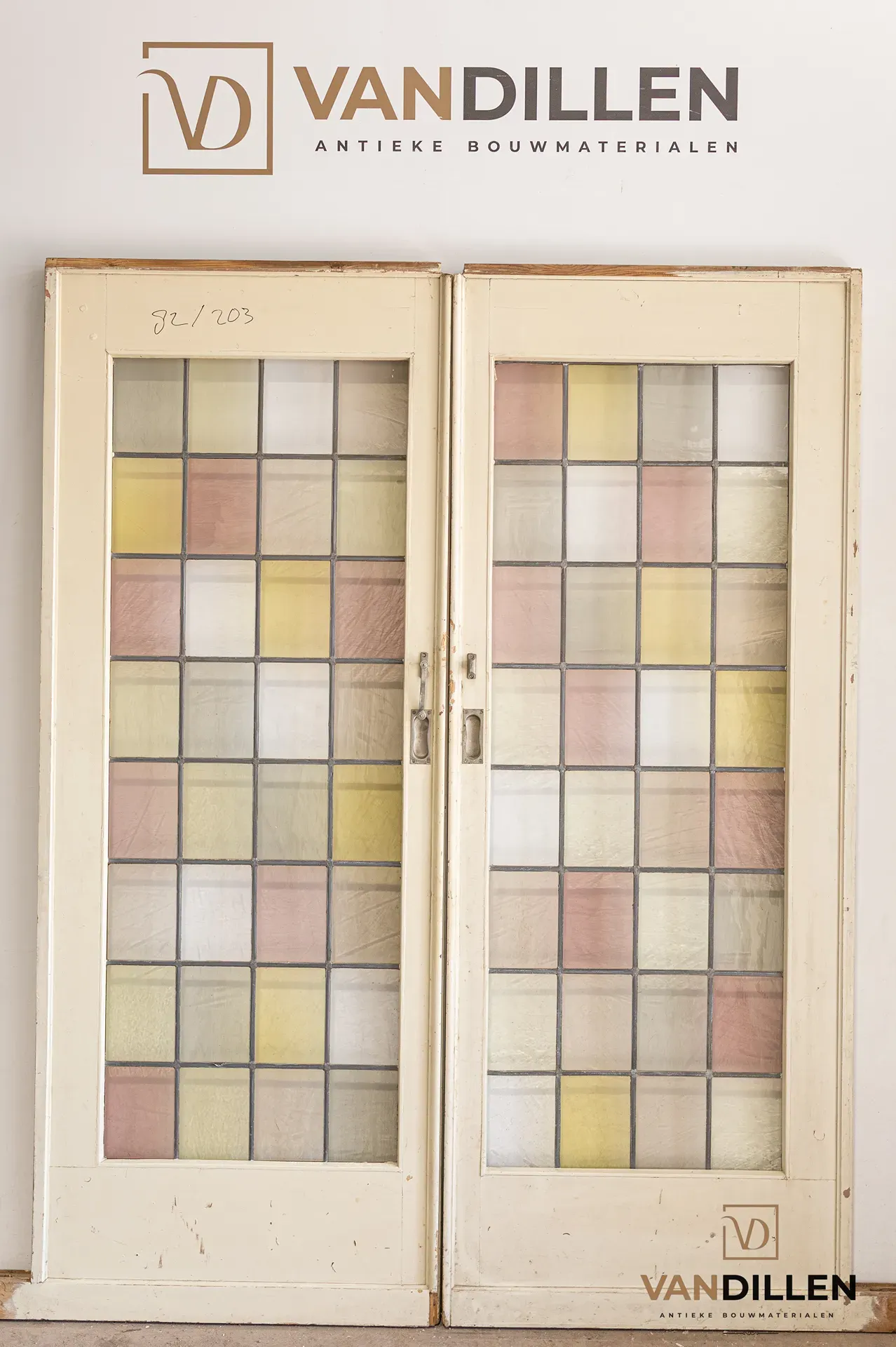 Nr 126; Ensuite schuifdeuren met gekleurd glas in lood