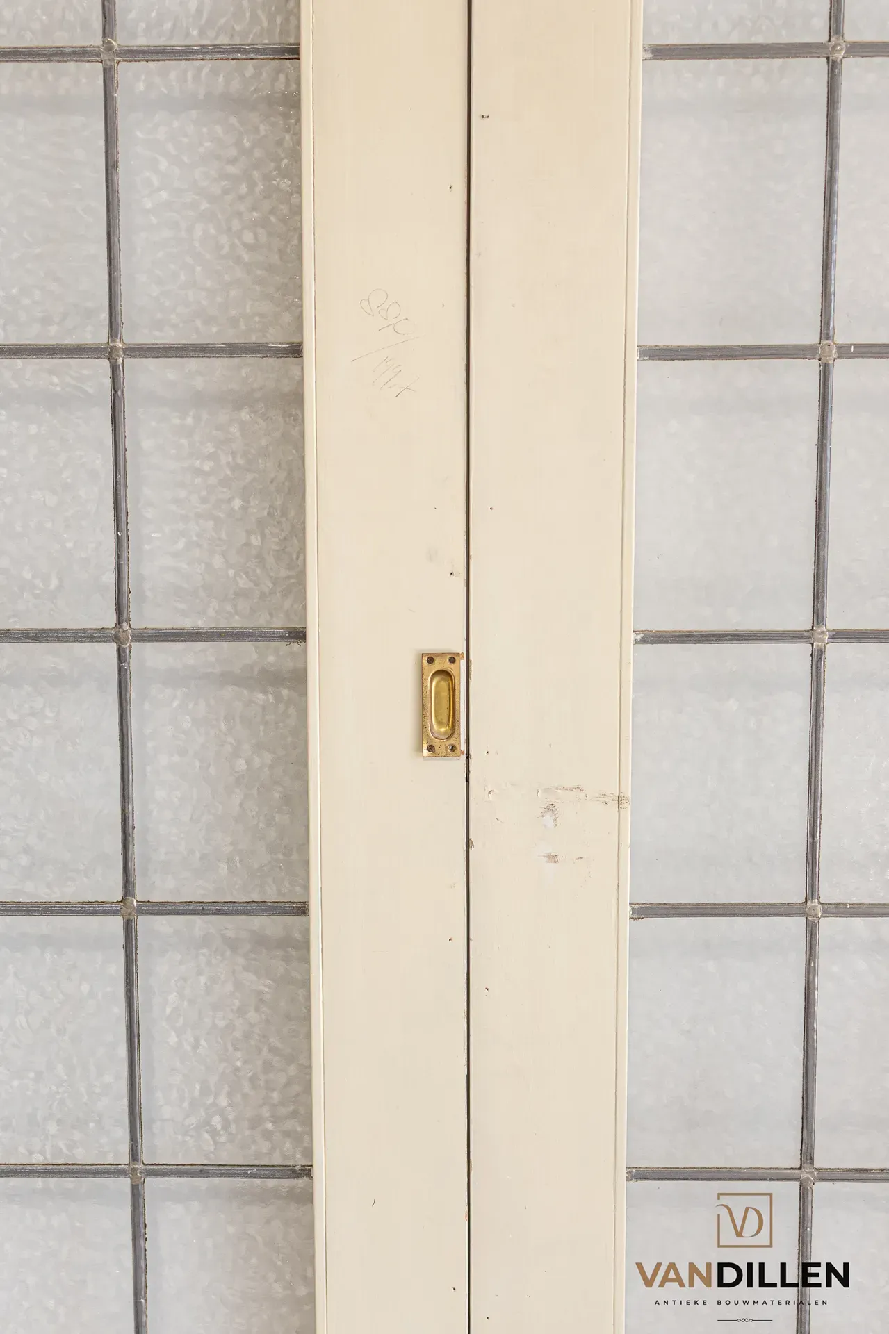 Nr 132; Robuuste set gave oude ensuite deuren met wolk glas in lood