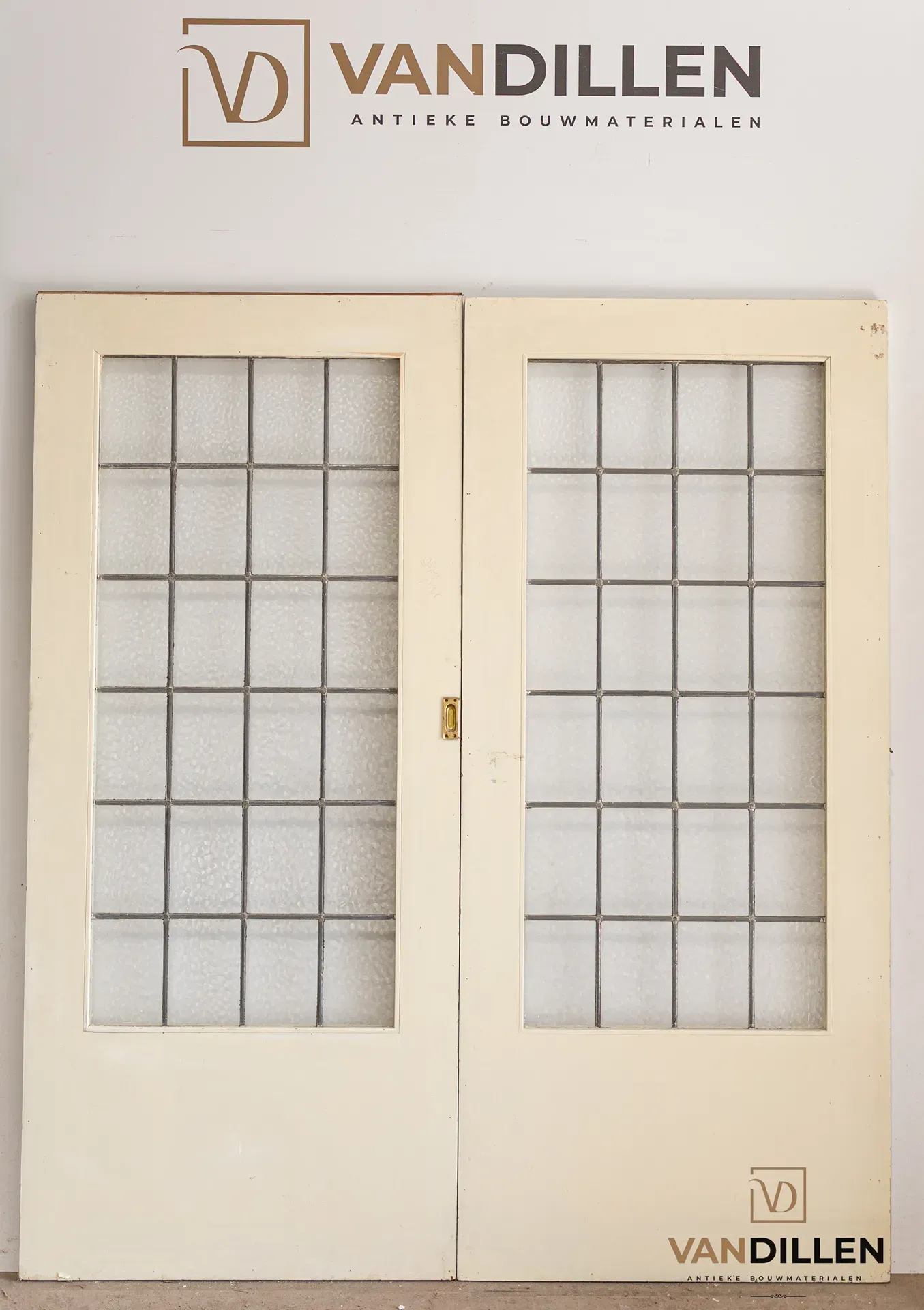 Nr 132; Robuuste set gave oude ensuite deuren met wolk glas in lood