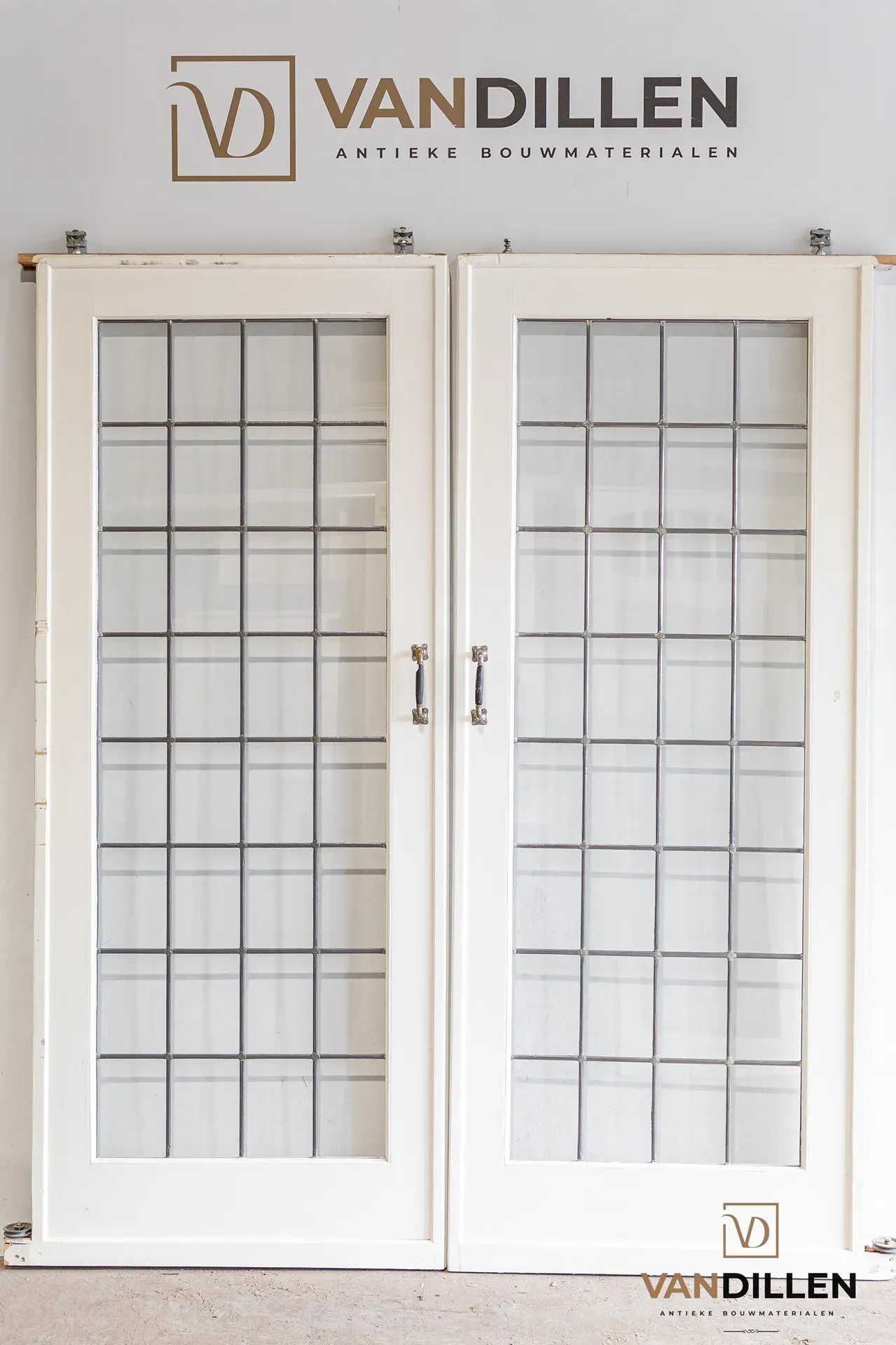 Nr 145; Hoge set ensuite met grepen en blank glas