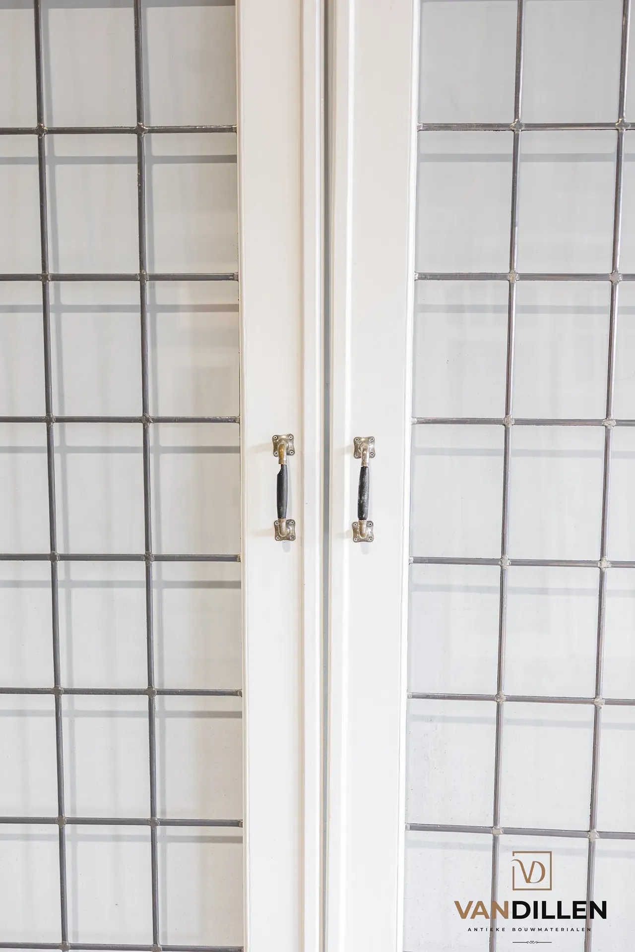 Nr 145; Hoge set ensuite met grepen en blank glas