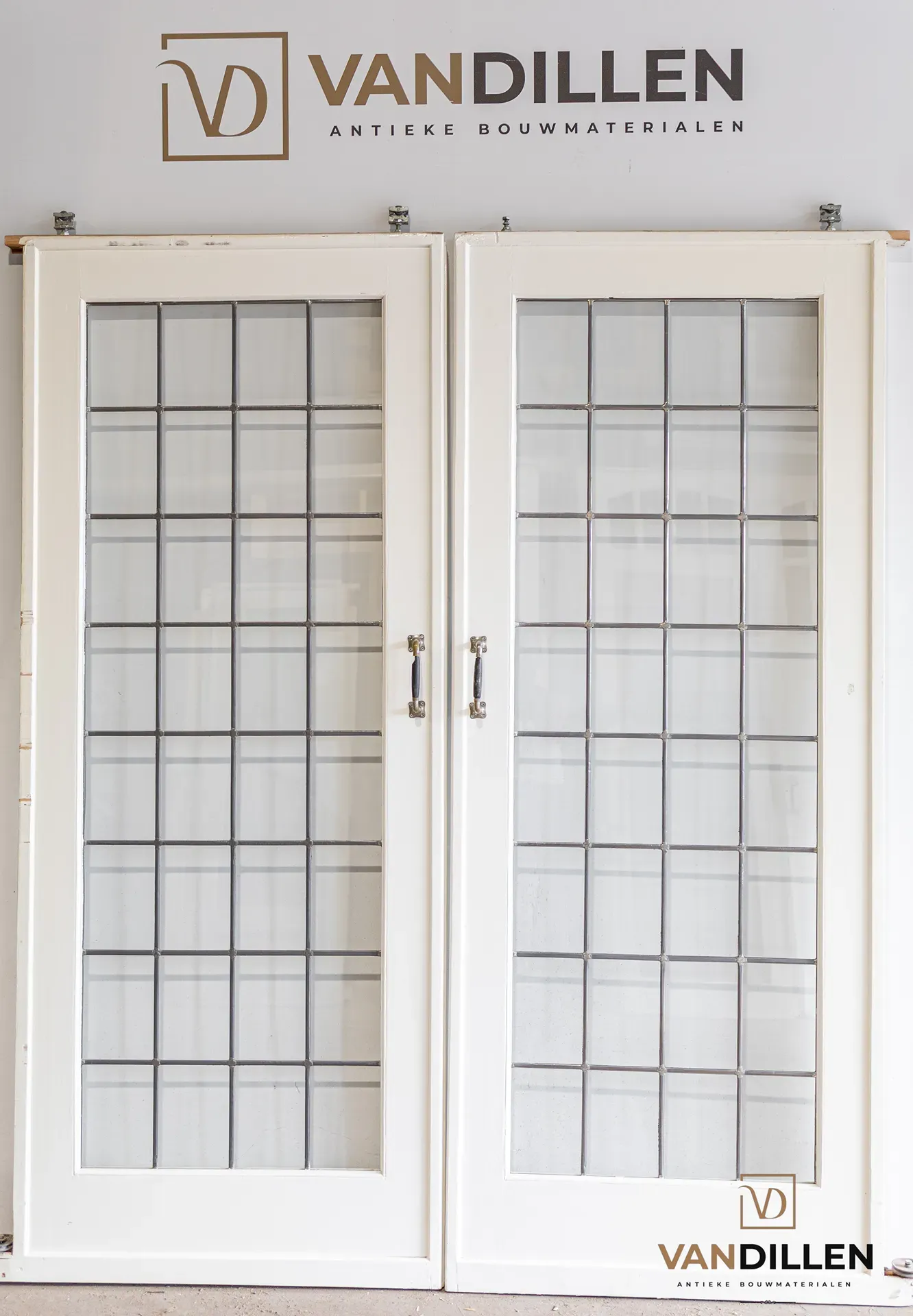 Nr 145; Hoge set ensuite met grepen en blank glas