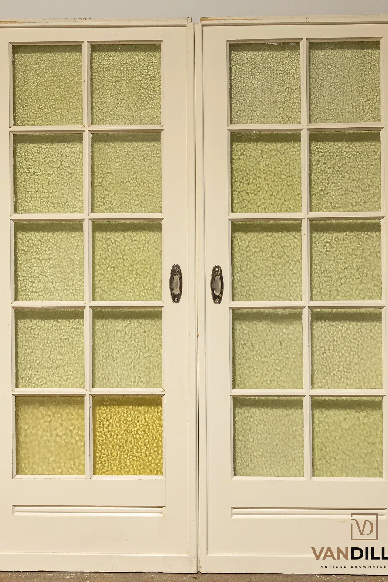 N° 31, portes anciennes vitrées à petits-bois