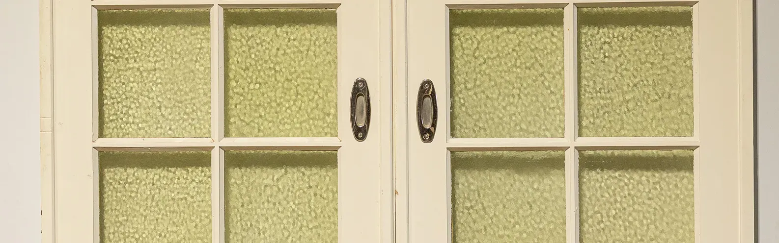 N° 31, portes anciennes vitrées à petits-bois