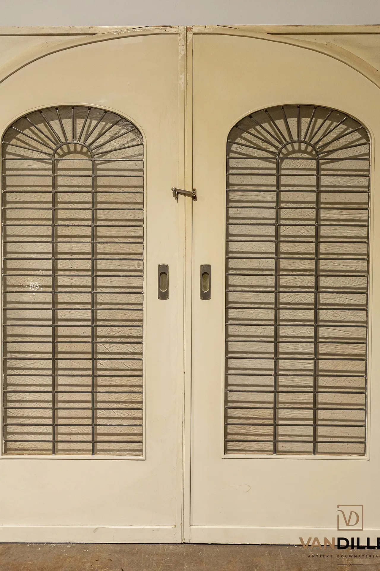 N° 36, portes intérieures anciennes avec vitraux
