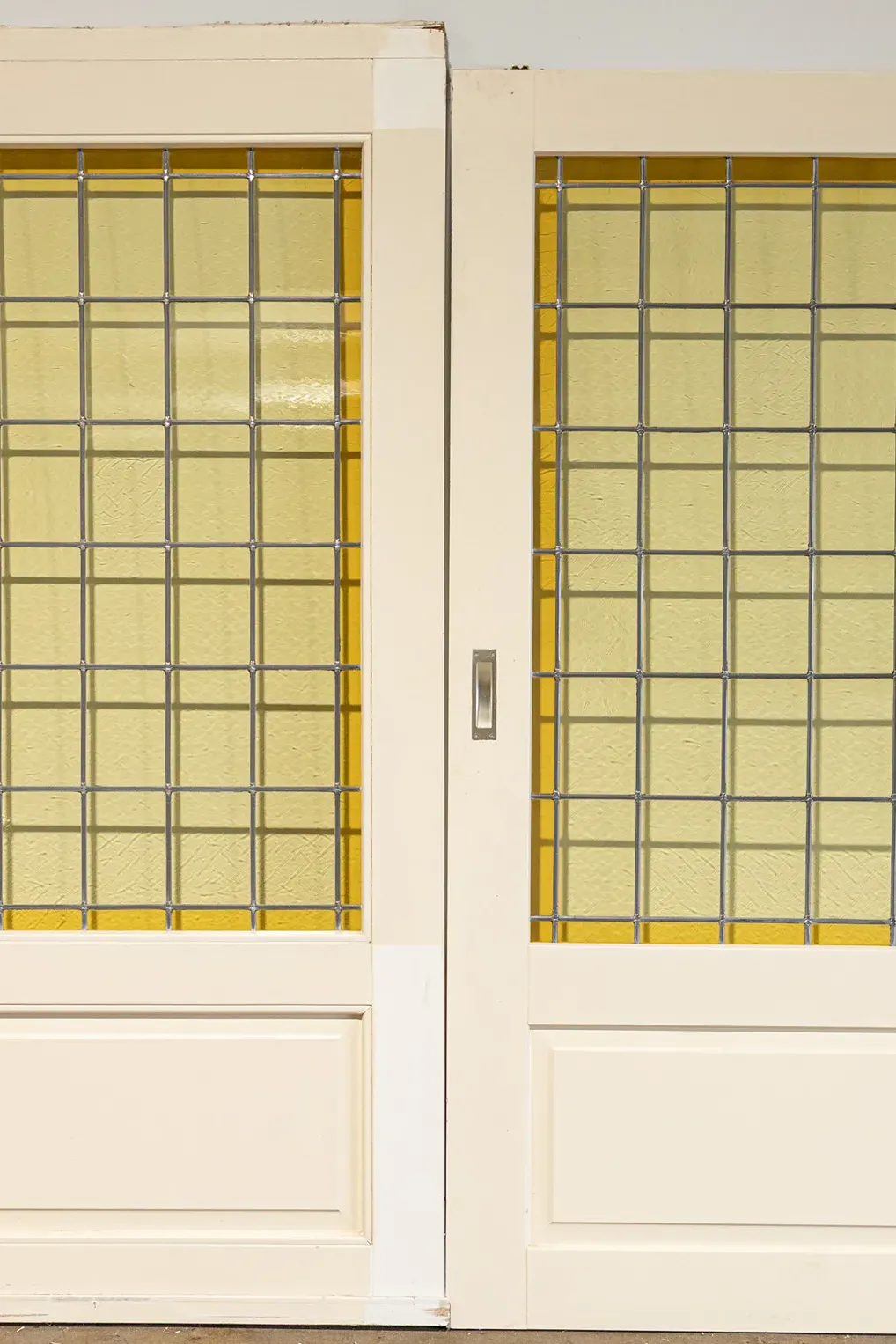 N° 67, portes anciennes authentiques avec vitraux jaunes