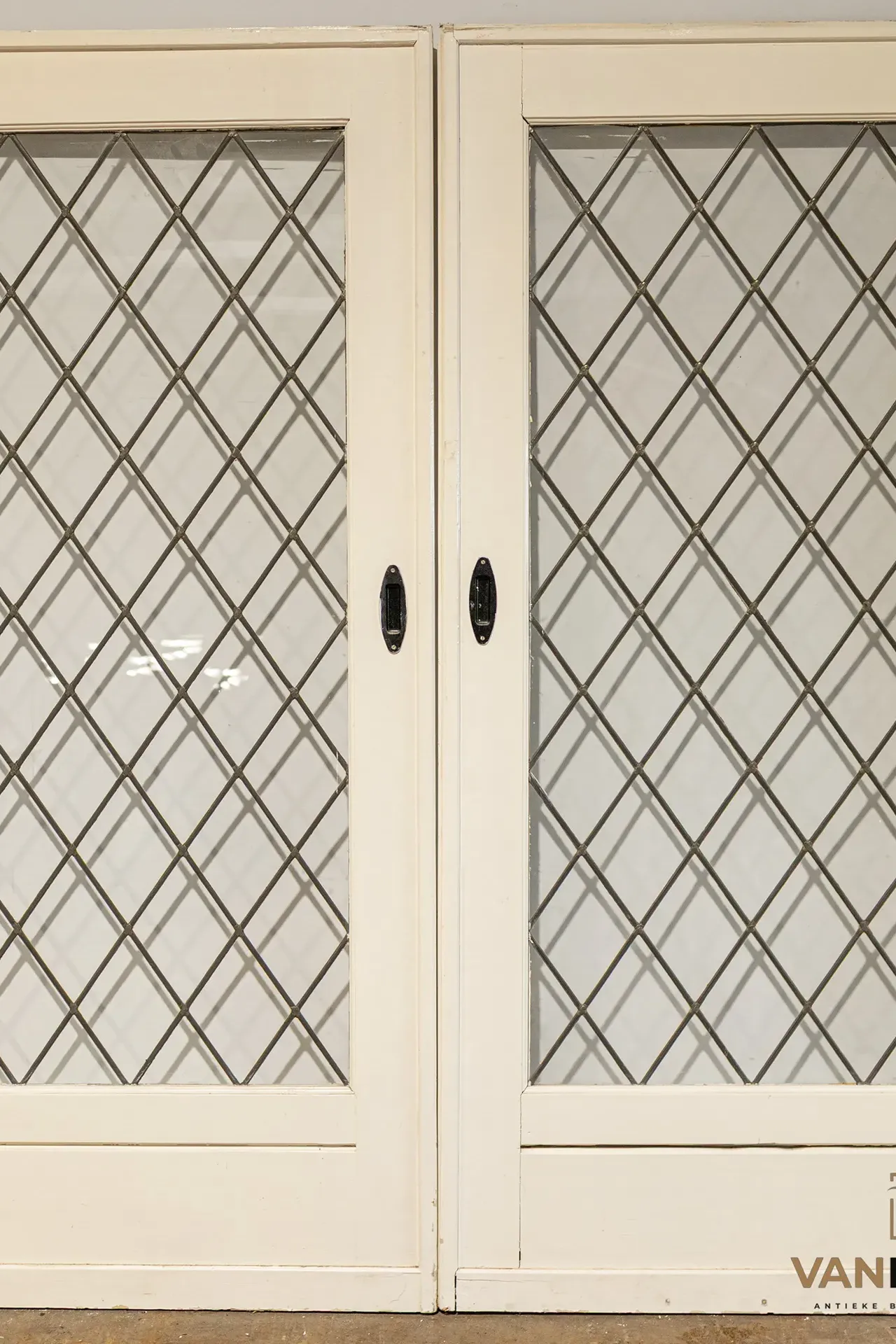 N° 67, portes de récupération avec vitraux