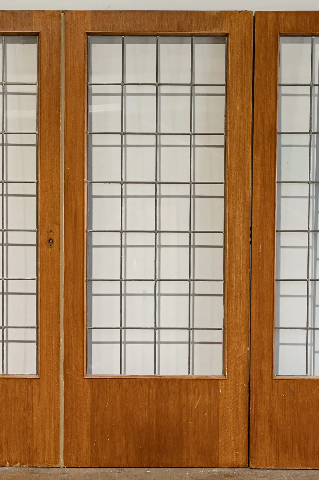 N° 75, ensemble de trois portes anciennes avec vitraux