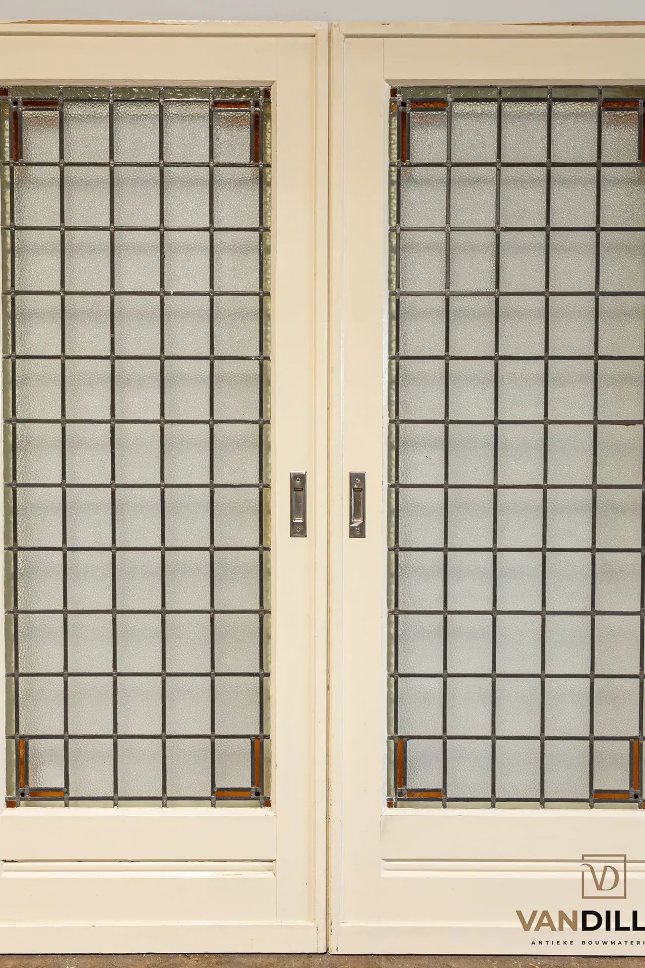 N° 81, portes anciennes avec vitraux
