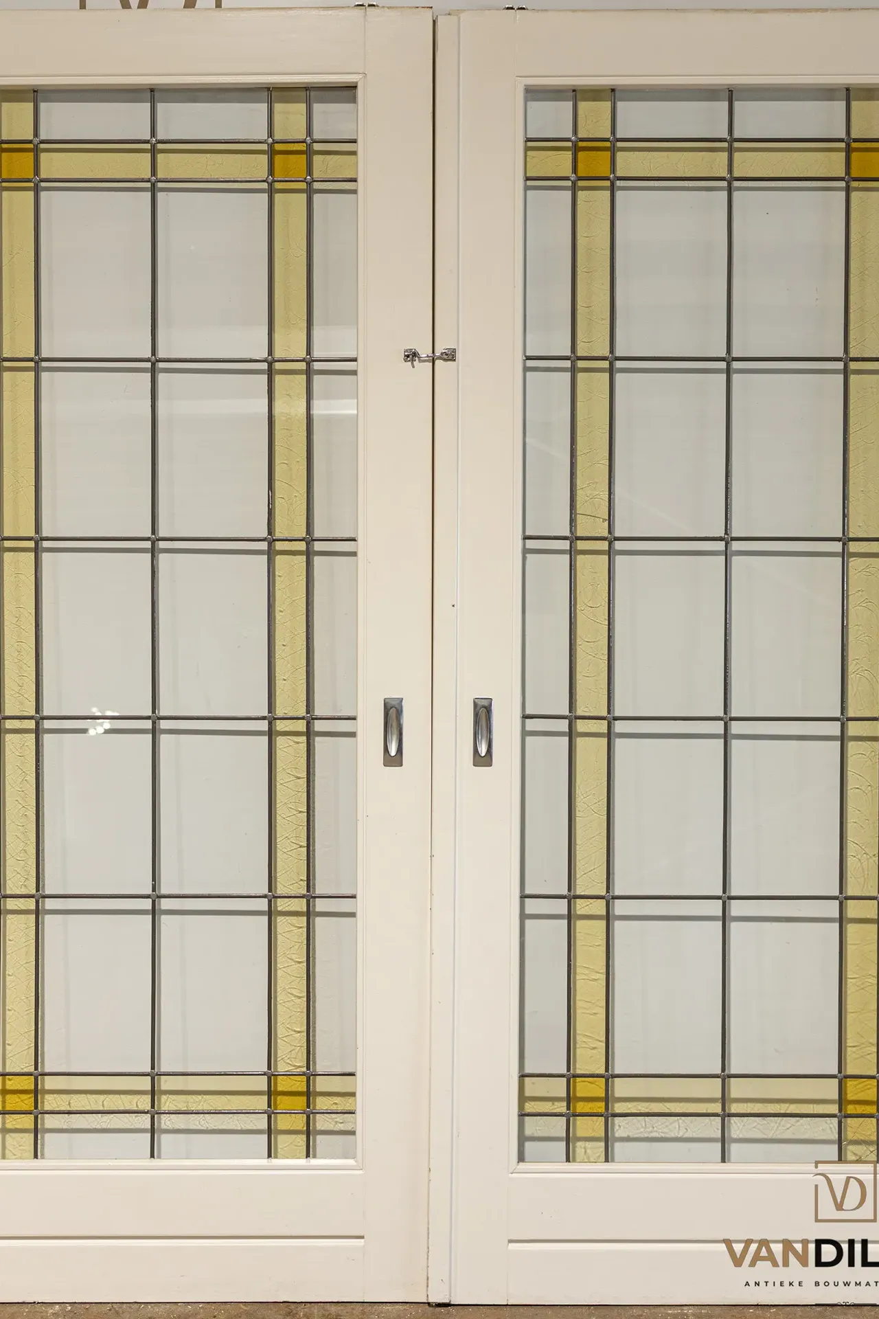 N° 83, portes anciennes avec vitraux colorés