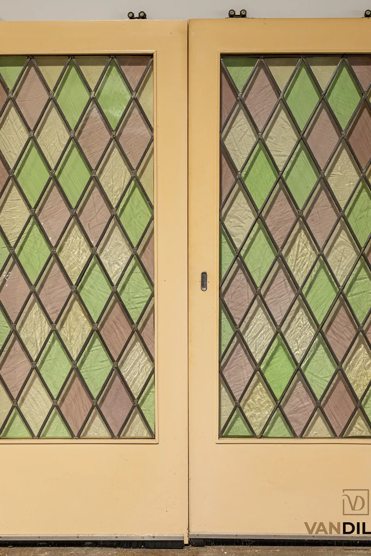 N° 85, portes anciennes avec vitraux