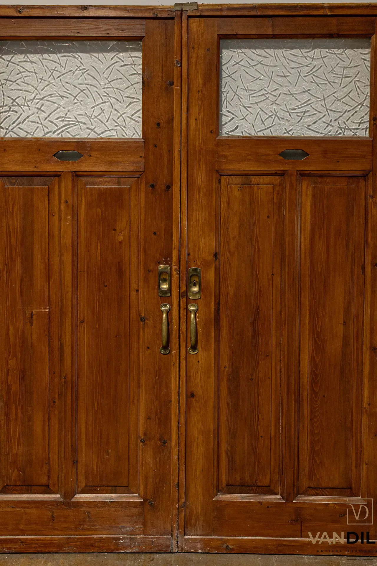 N° 86, portes brunes de séparation intérieure avec imposte vitrée