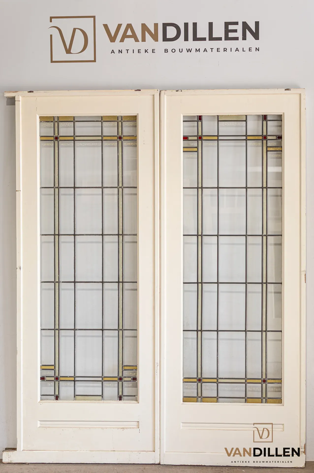 Nr 95; anciennes portes avec vitrail