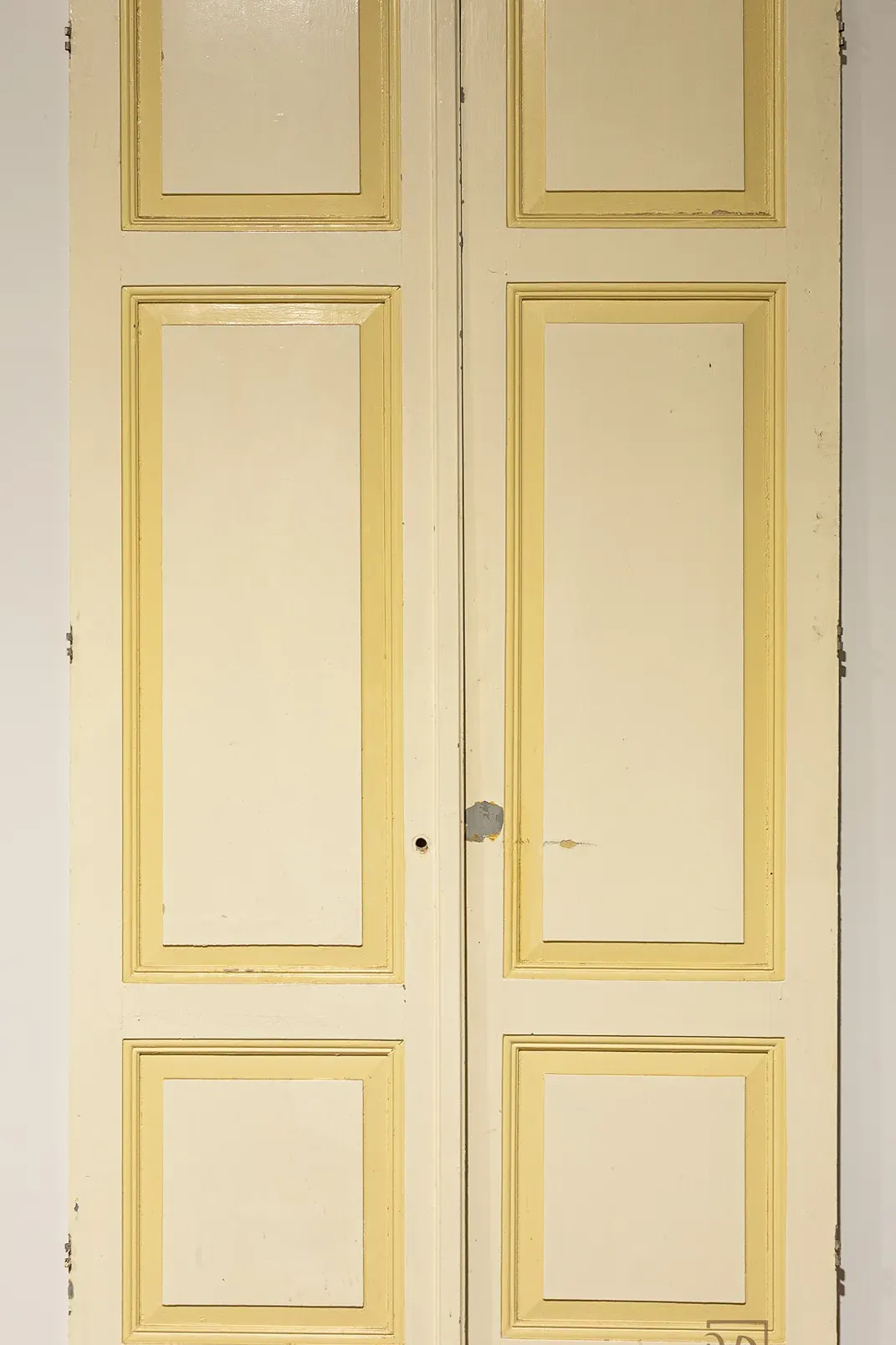 Portes anciennes battantes à panneaux pour séparer les pièces
