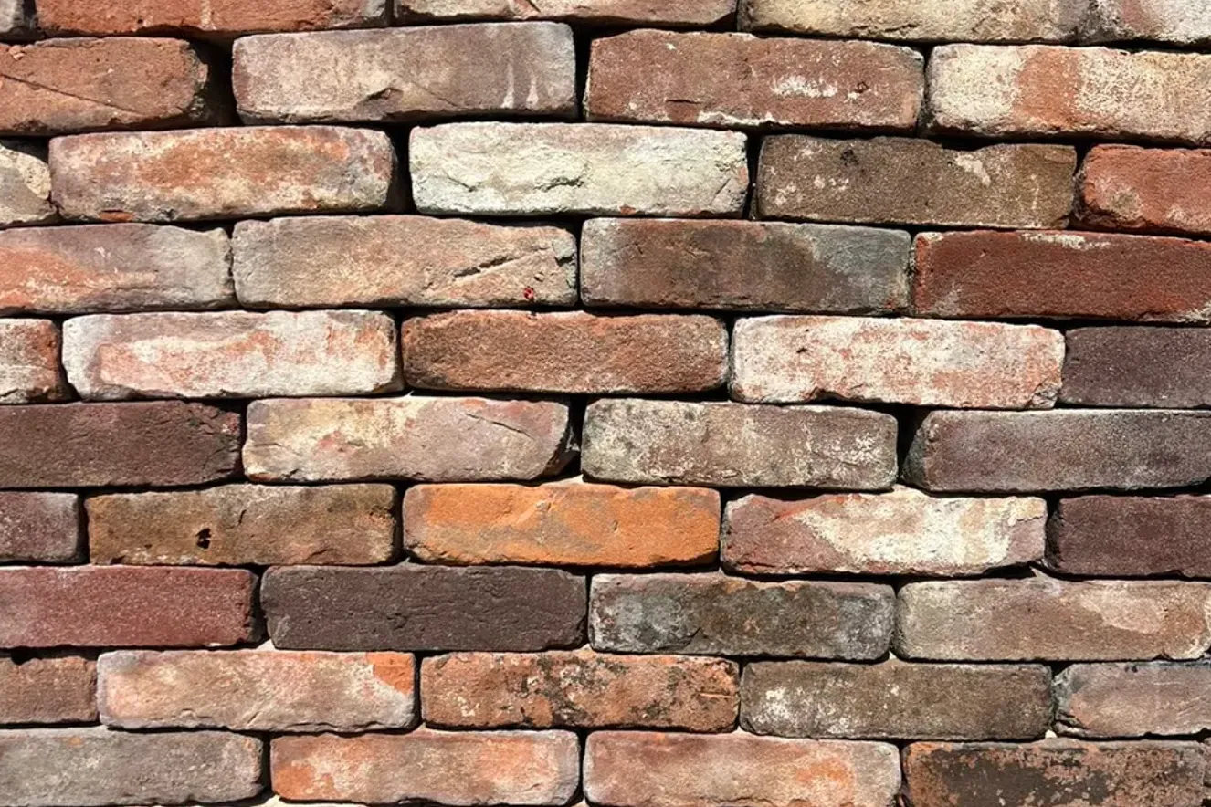 Authentic mixed-colour Waal-size bricks reclaimed from demolition