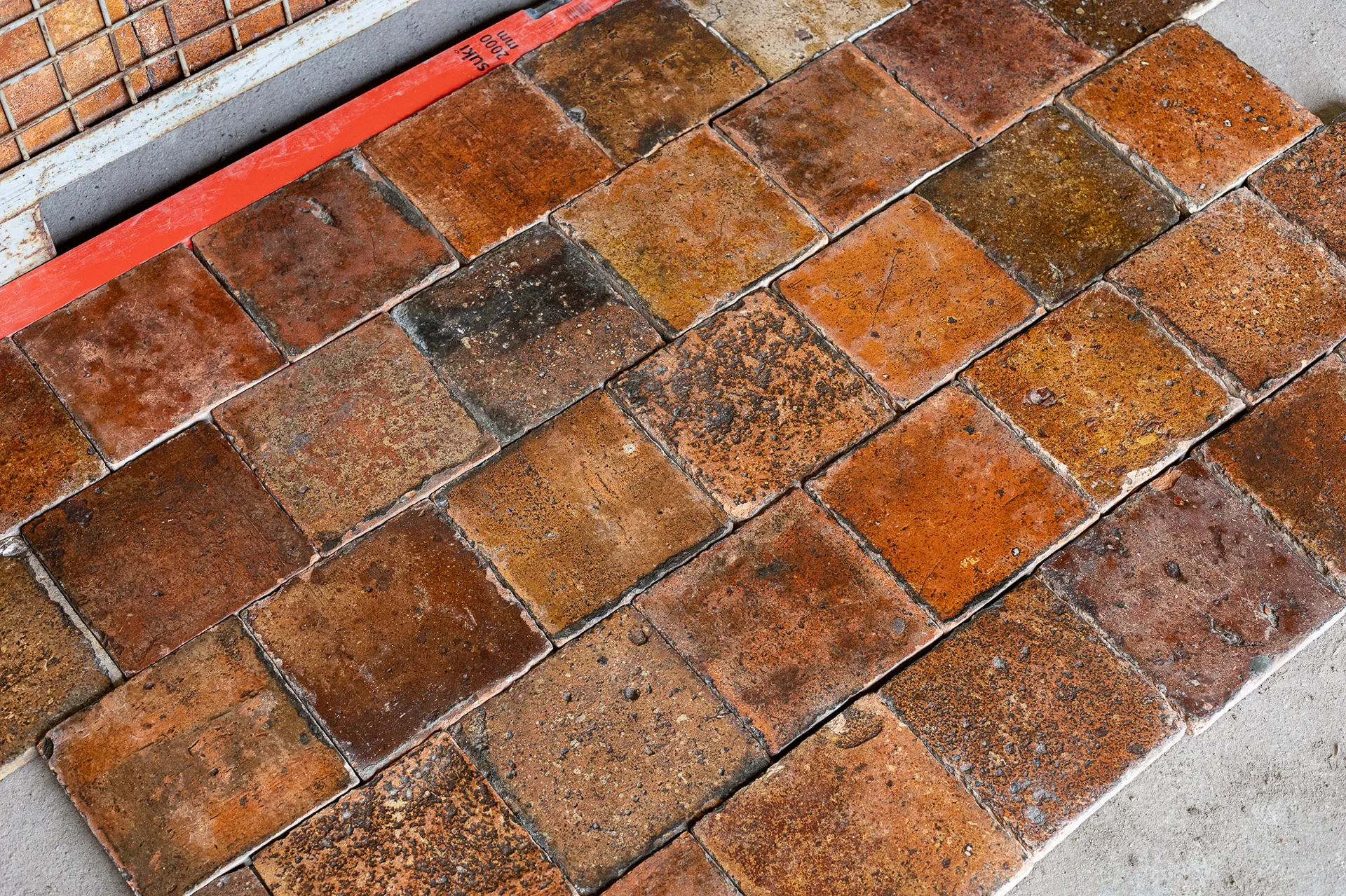 Oude bruin geglazuurde plavuizen kopen Buy old glazed floor tiles antique